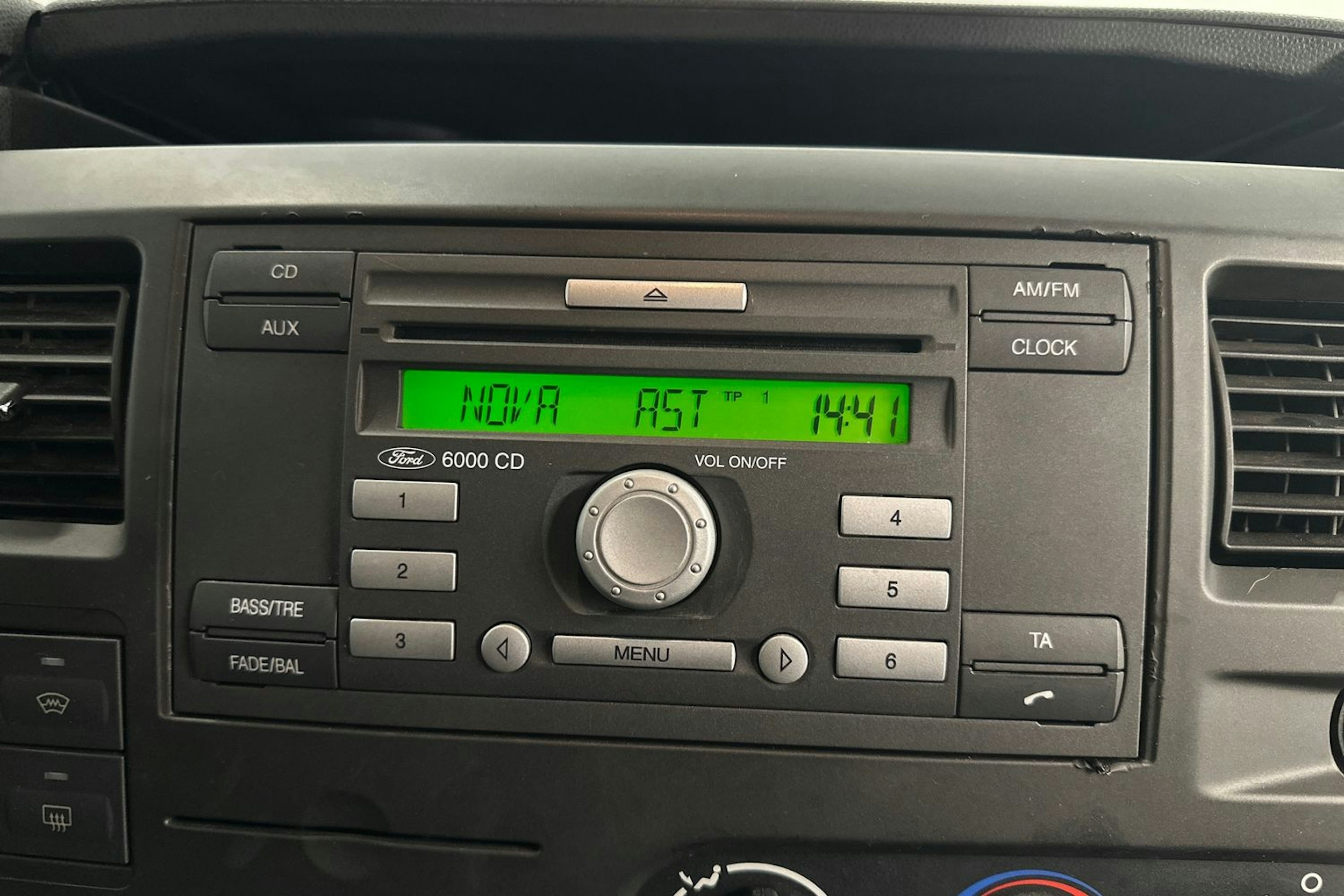 valkoinen Ford Transit 2011 kuva 17.