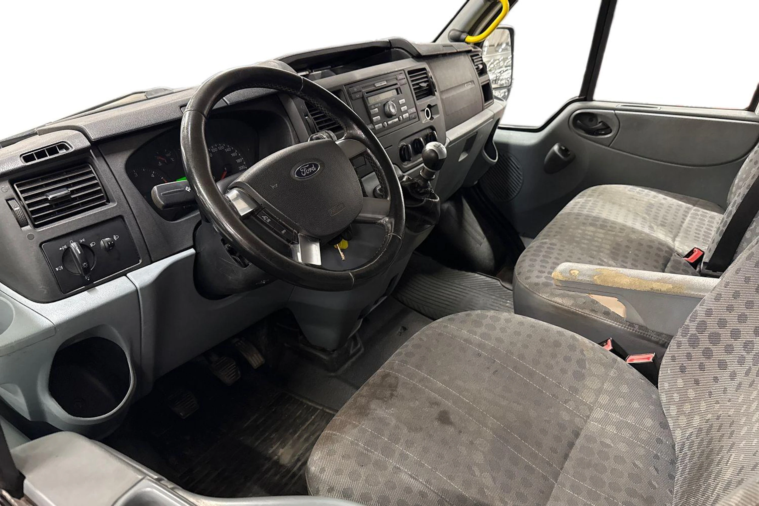 valkoinen Ford Transit 2011 kuva 3.