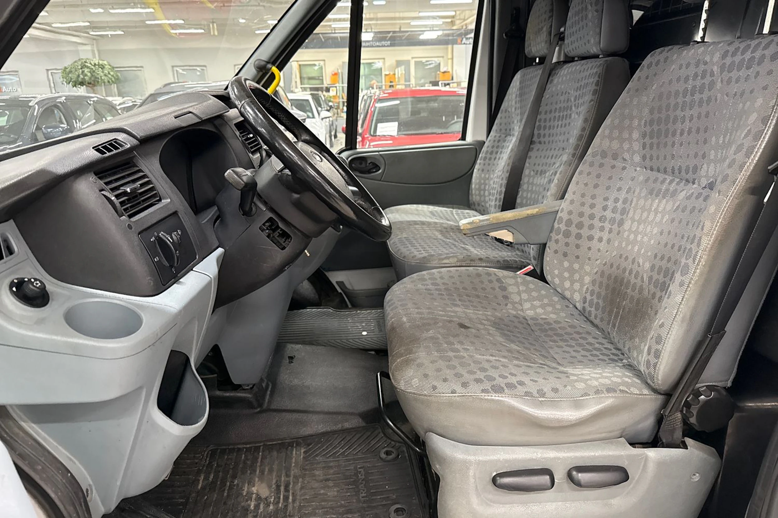 valkoinen Ford Transit 2011 kuva 10.