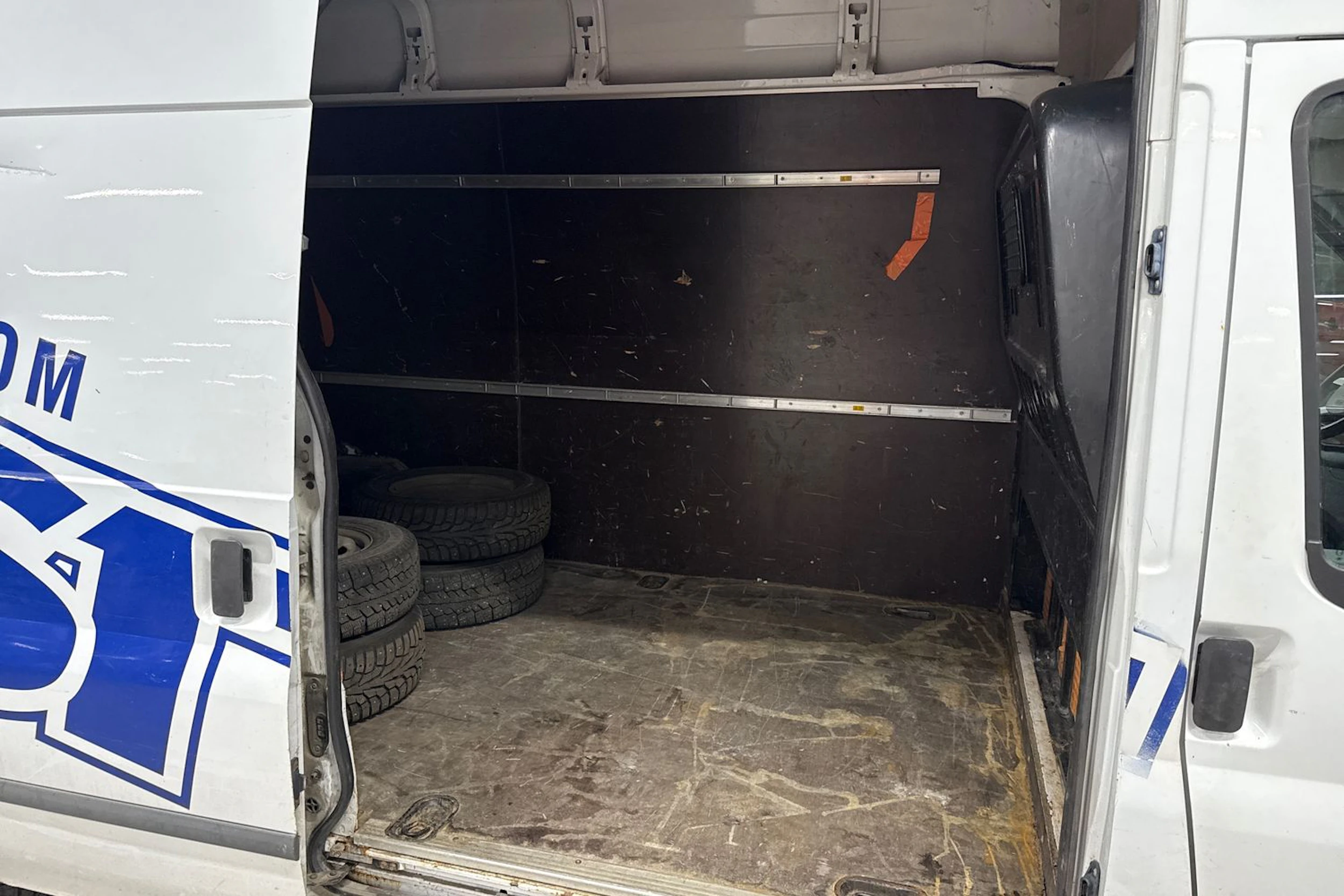 valkoinen Ford Transit 2011 kuva 12.