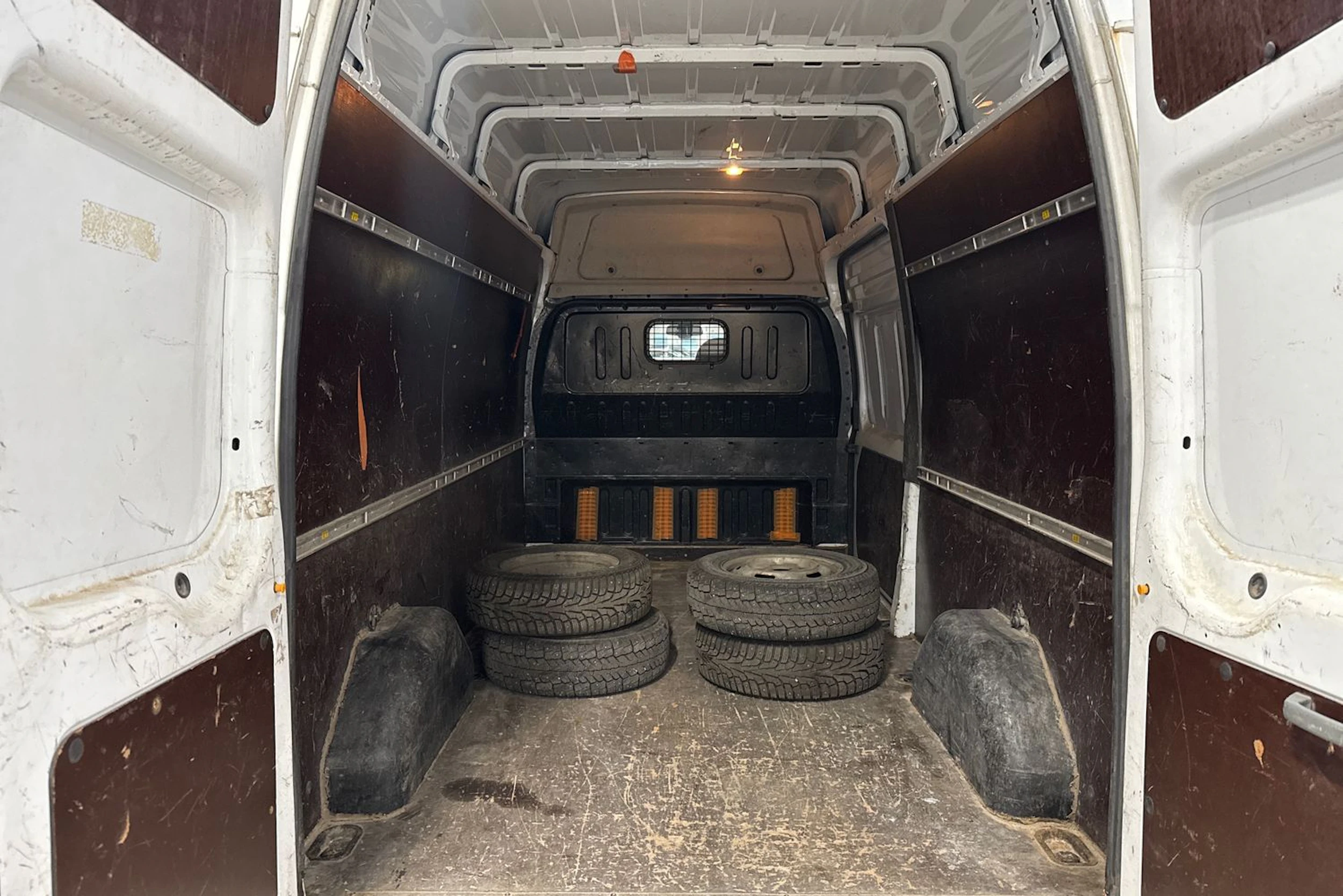 valkoinen Ford Transit 2011 kuva 14.