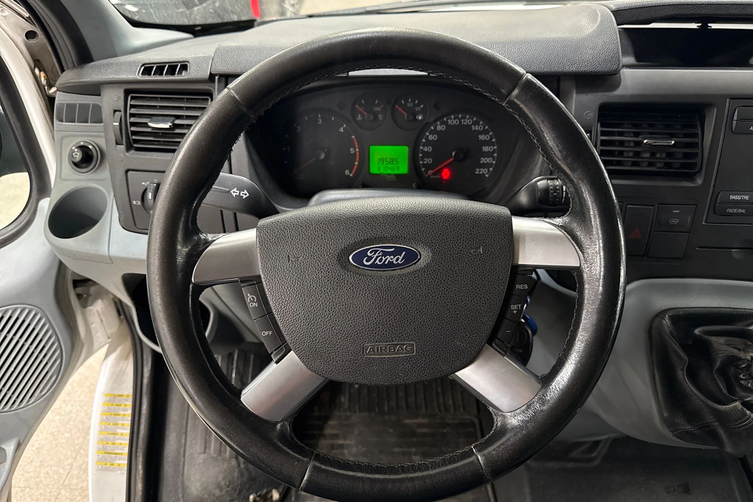 valkoinen Ford Transit 2011 kuva 16.