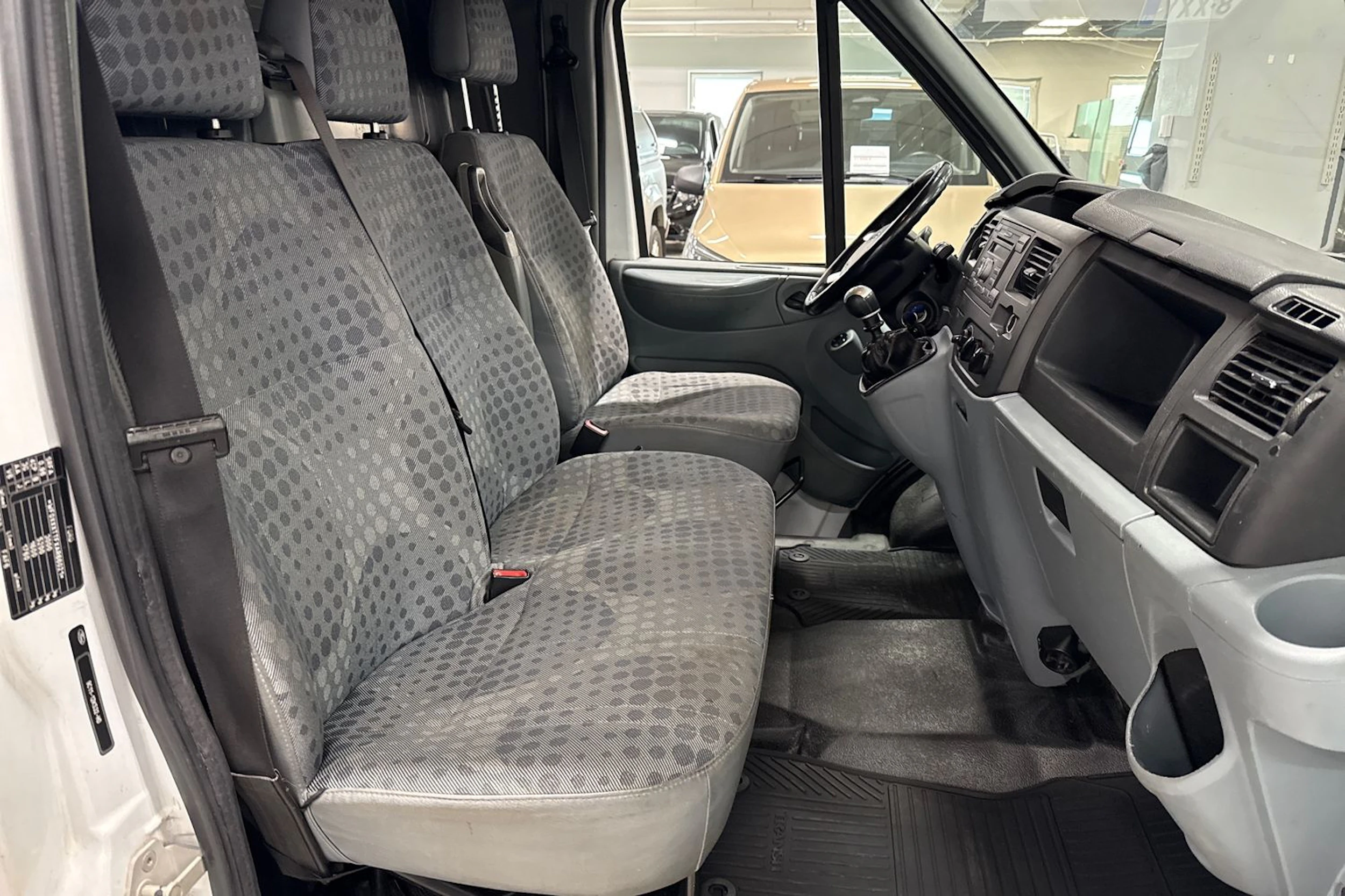 valkoinen Ford Transit 2011 kuva 6.