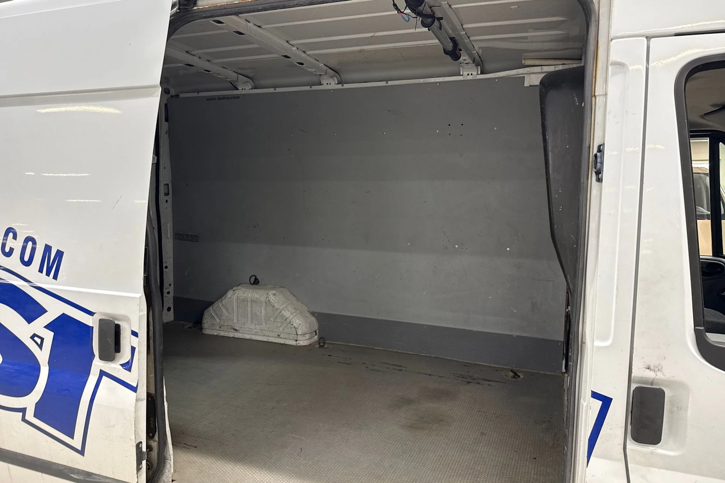 valkoinen Ford Transit 2011 kuva 7.