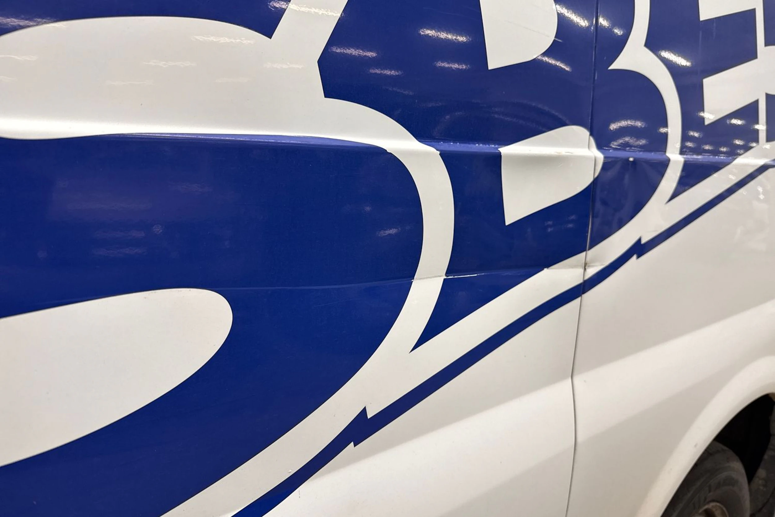 valkoinen Ford Transit 2011 kuva 17.