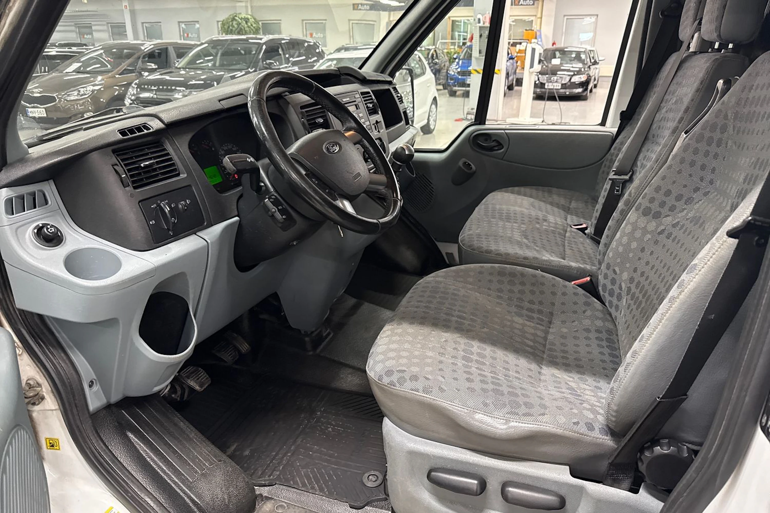 valkoinen Ford Transit 2011 kuva 18.