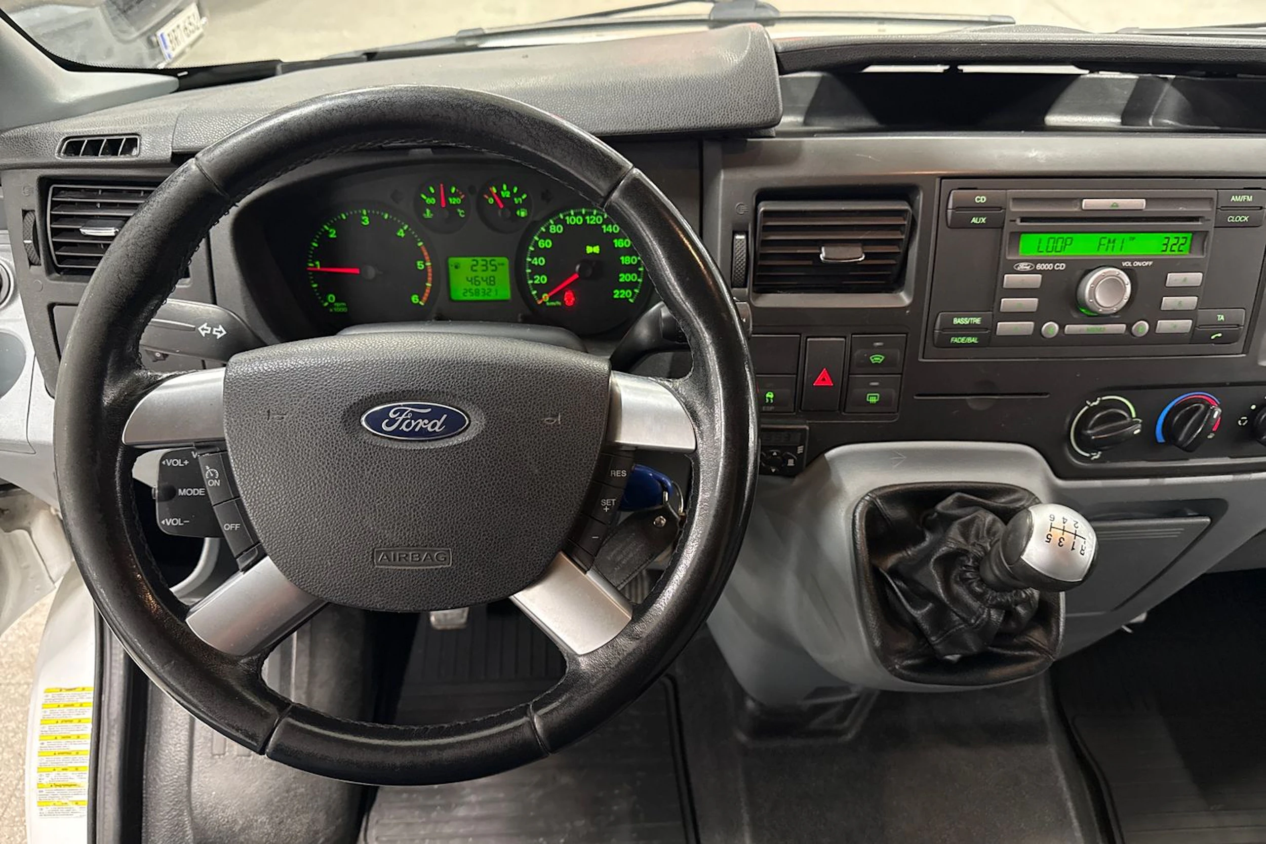 valkoinen Ford Transit 2011 kuva 20.