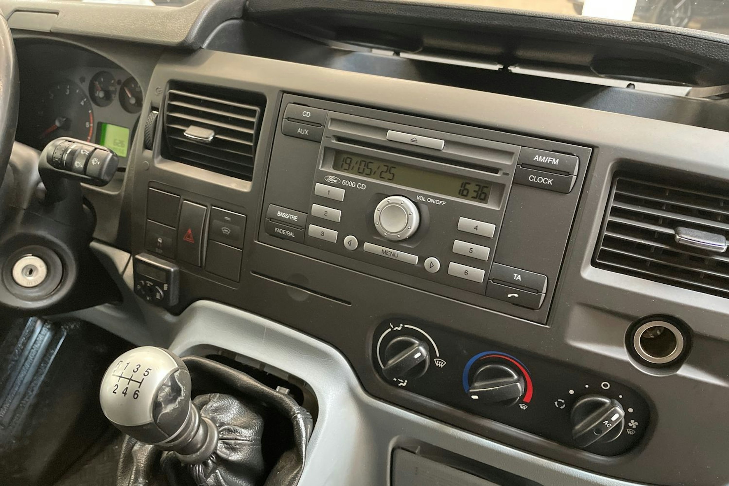 valkoinen Ford Transit 2012 kuva 11.
