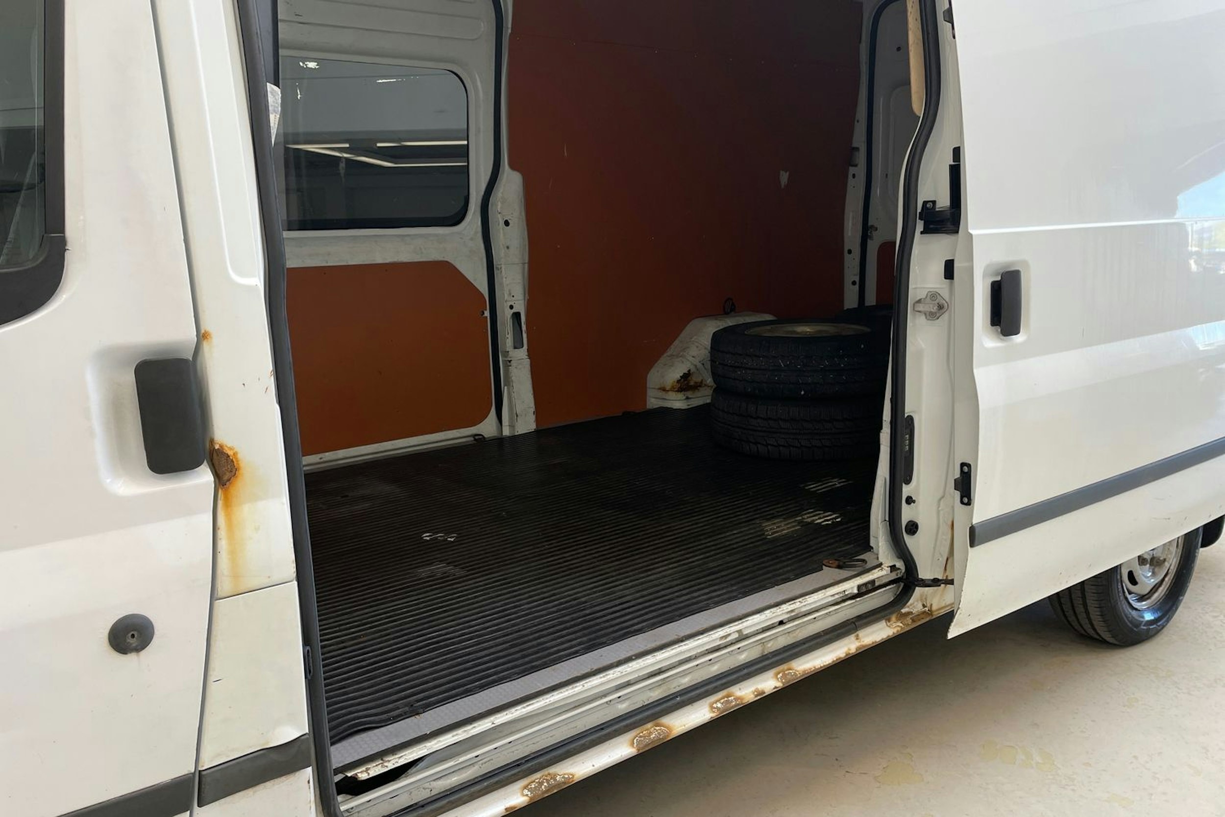 valkoinen Ford Transit 2012 kuva 16.
