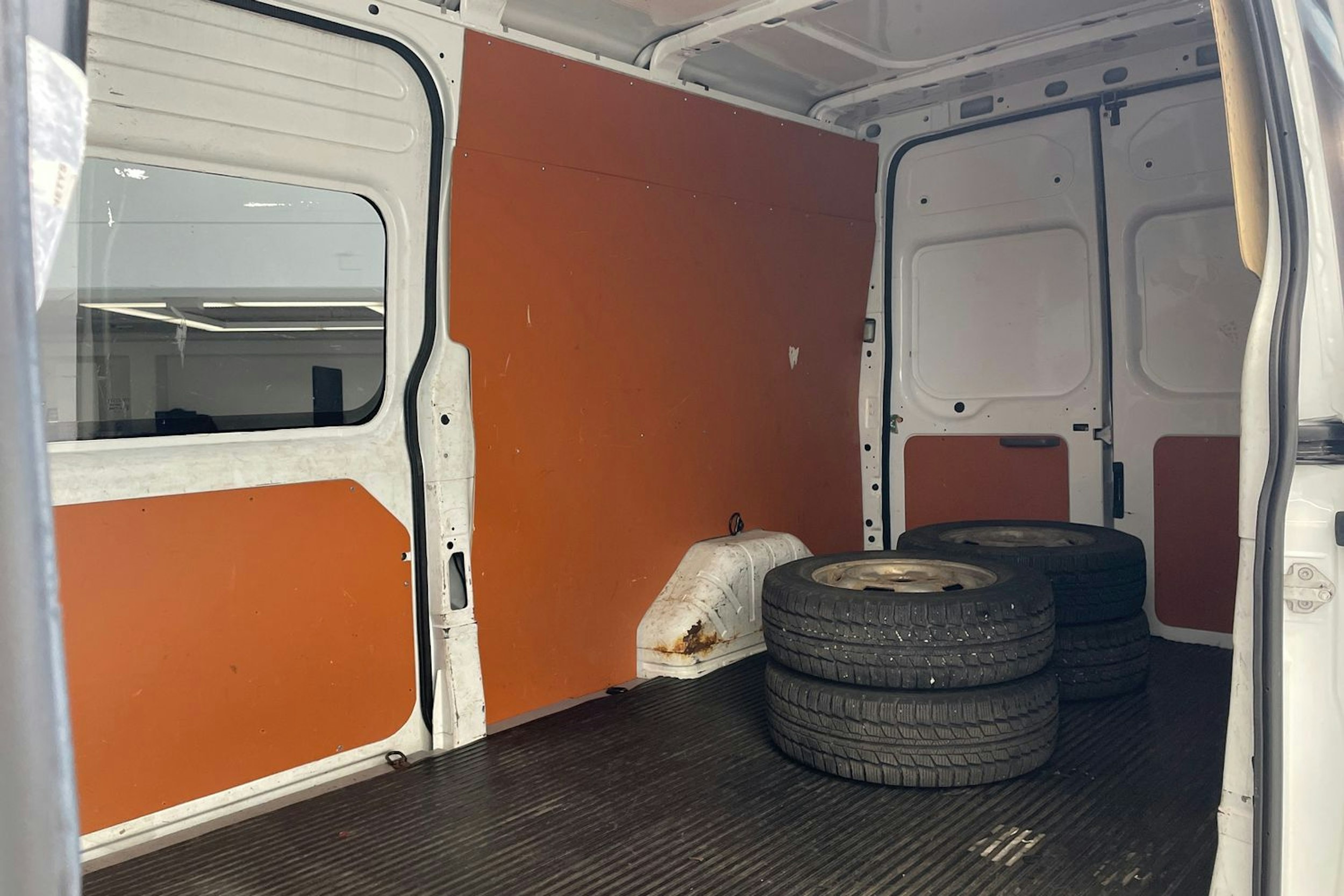 valkoinen Ford Transit 2012 kuva 17.