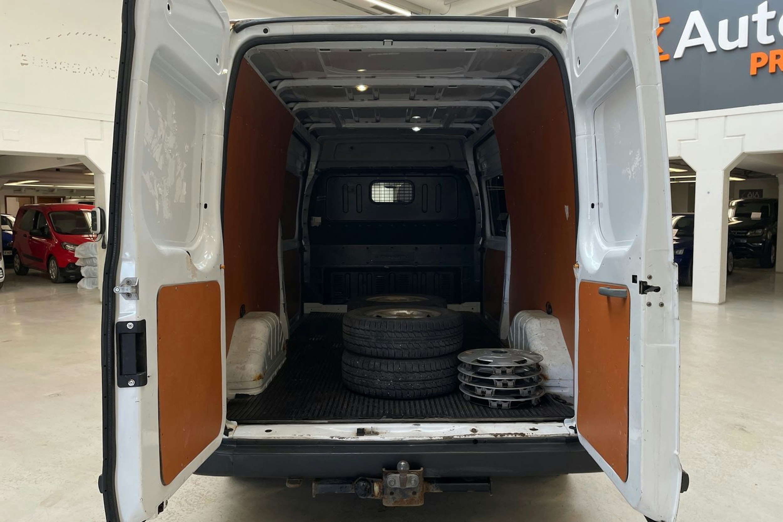 valkoinen Ford Transit 2012 kuva 18.