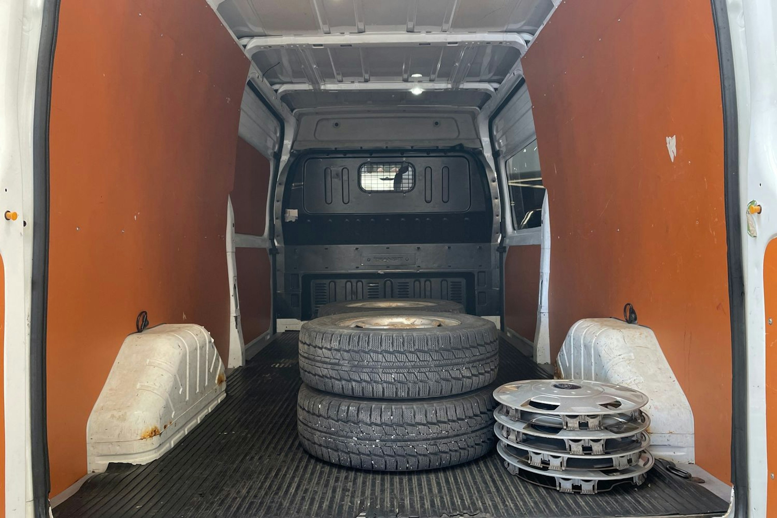 valkoinen Ford Transit 2012 kuva 19.