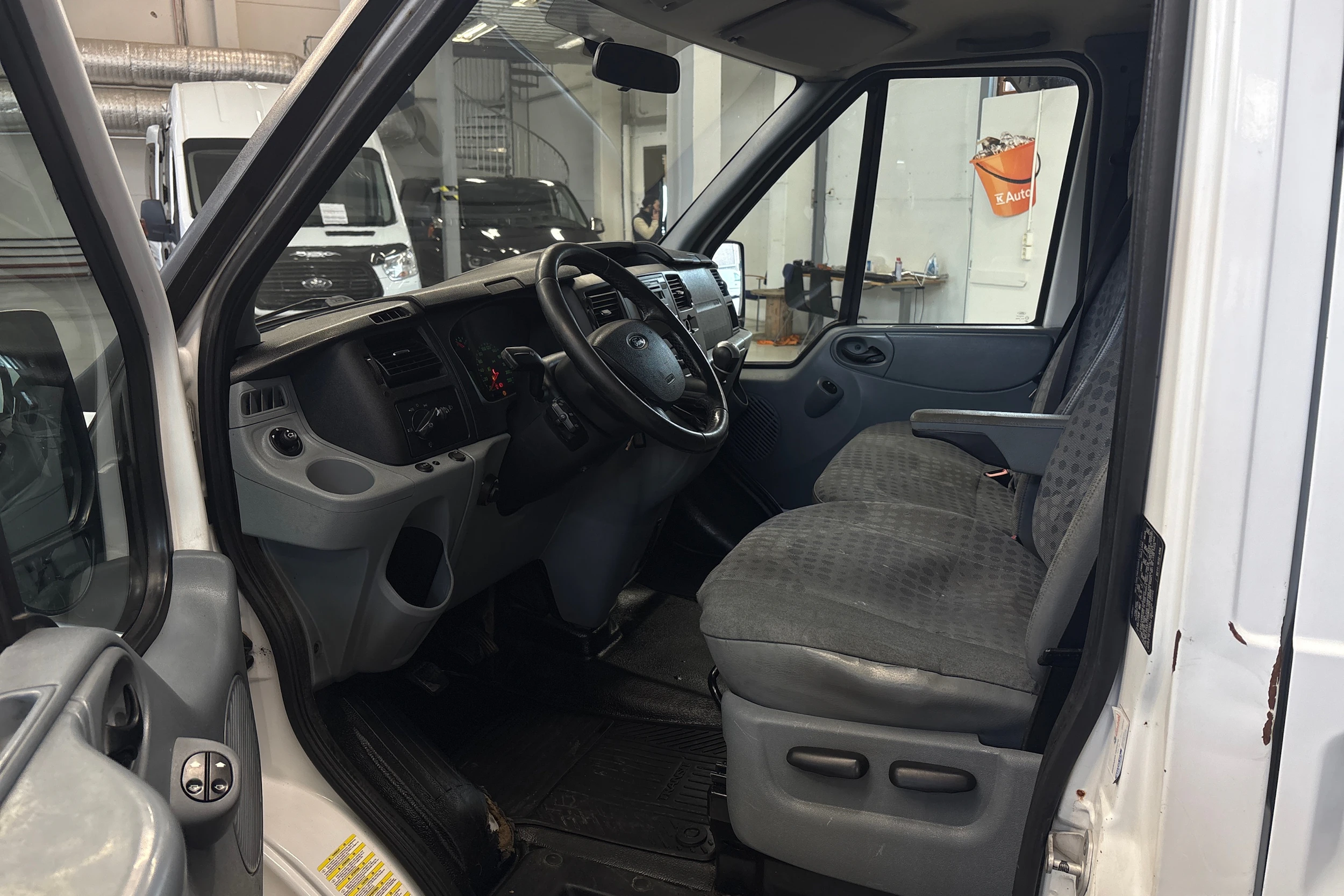 valkoinen Ford Transit 2012 kuva 4.