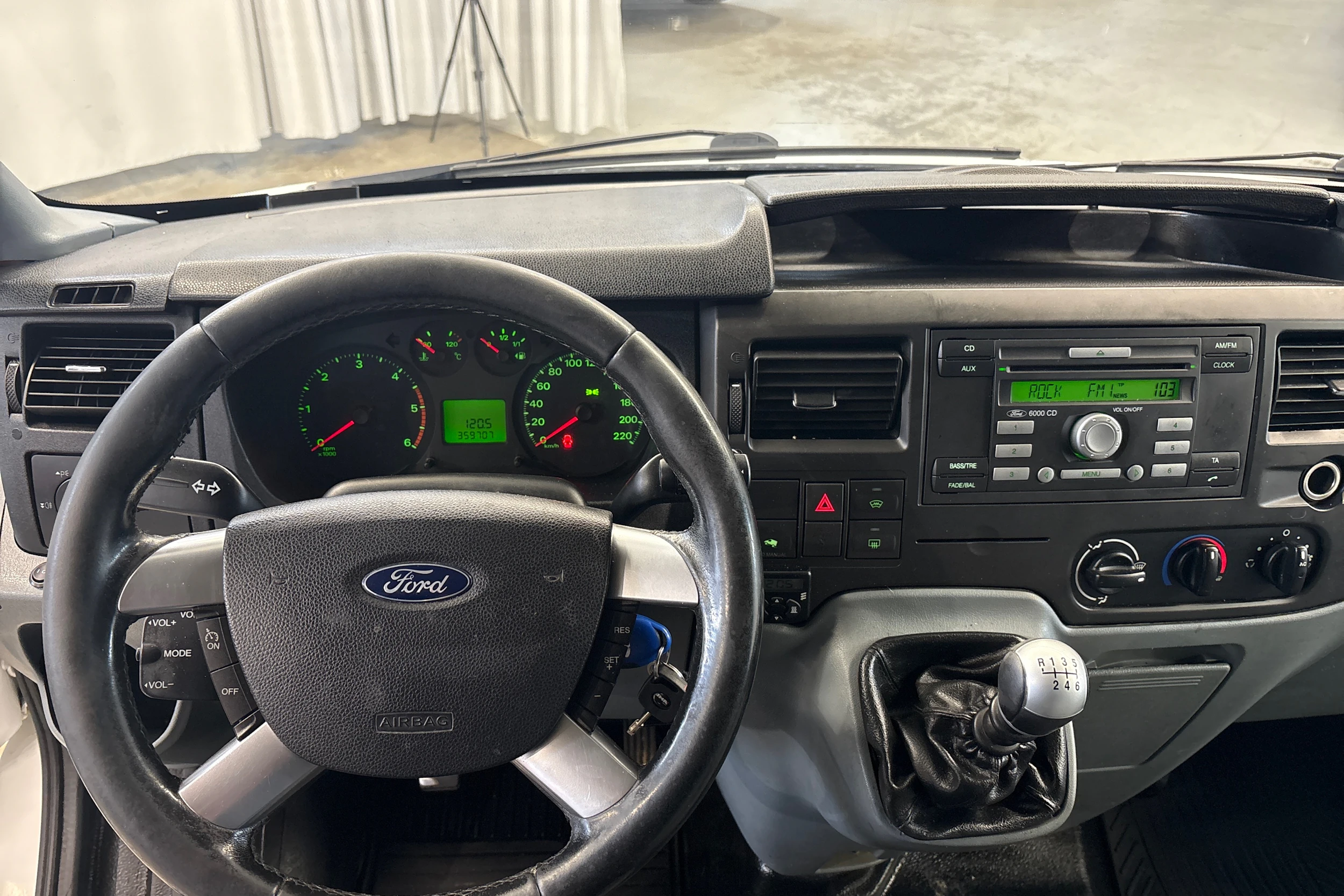 valkoinen Ford Transit 2012 kuva 5.