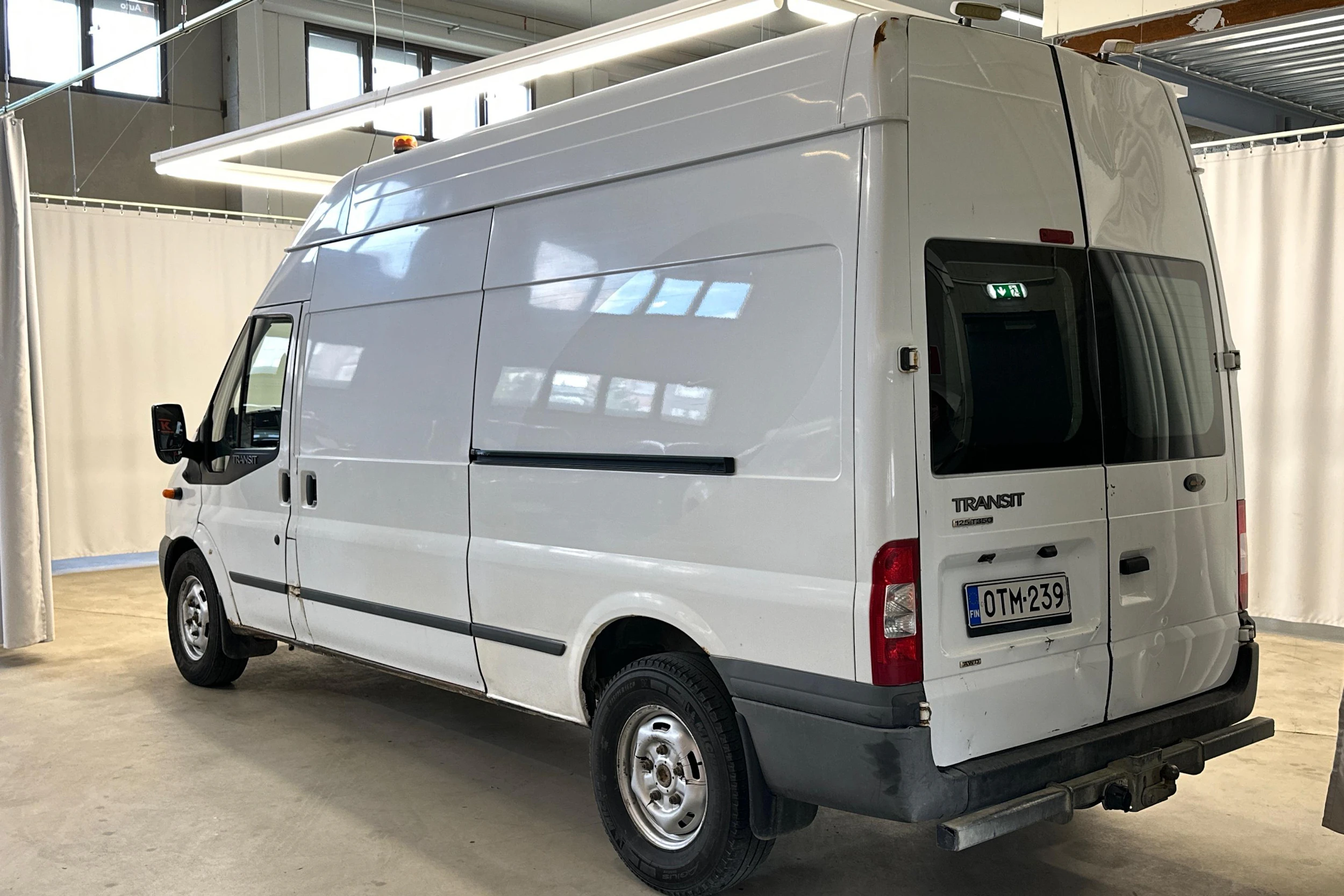 valkoinen Ford Transit 2012 kuva 6.