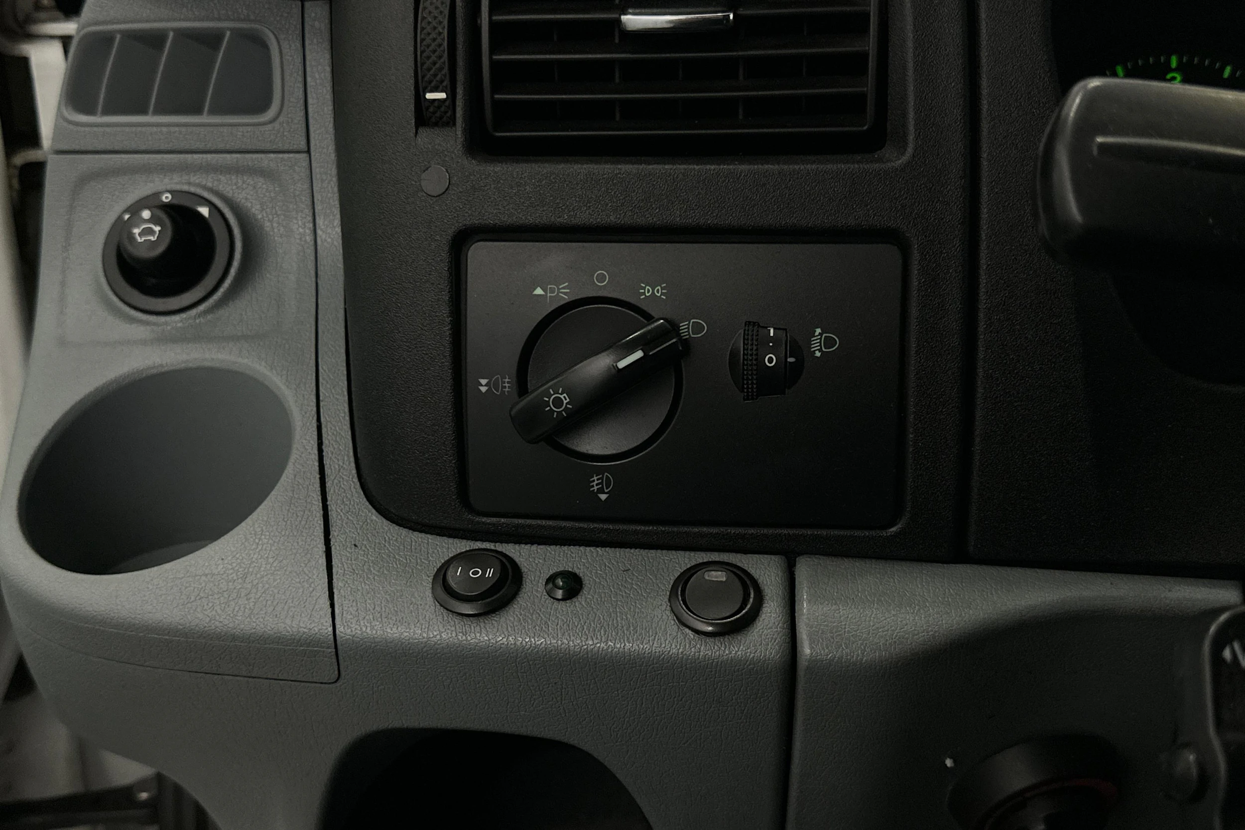 valkoinen Ford Transit 2012 kuva 9.