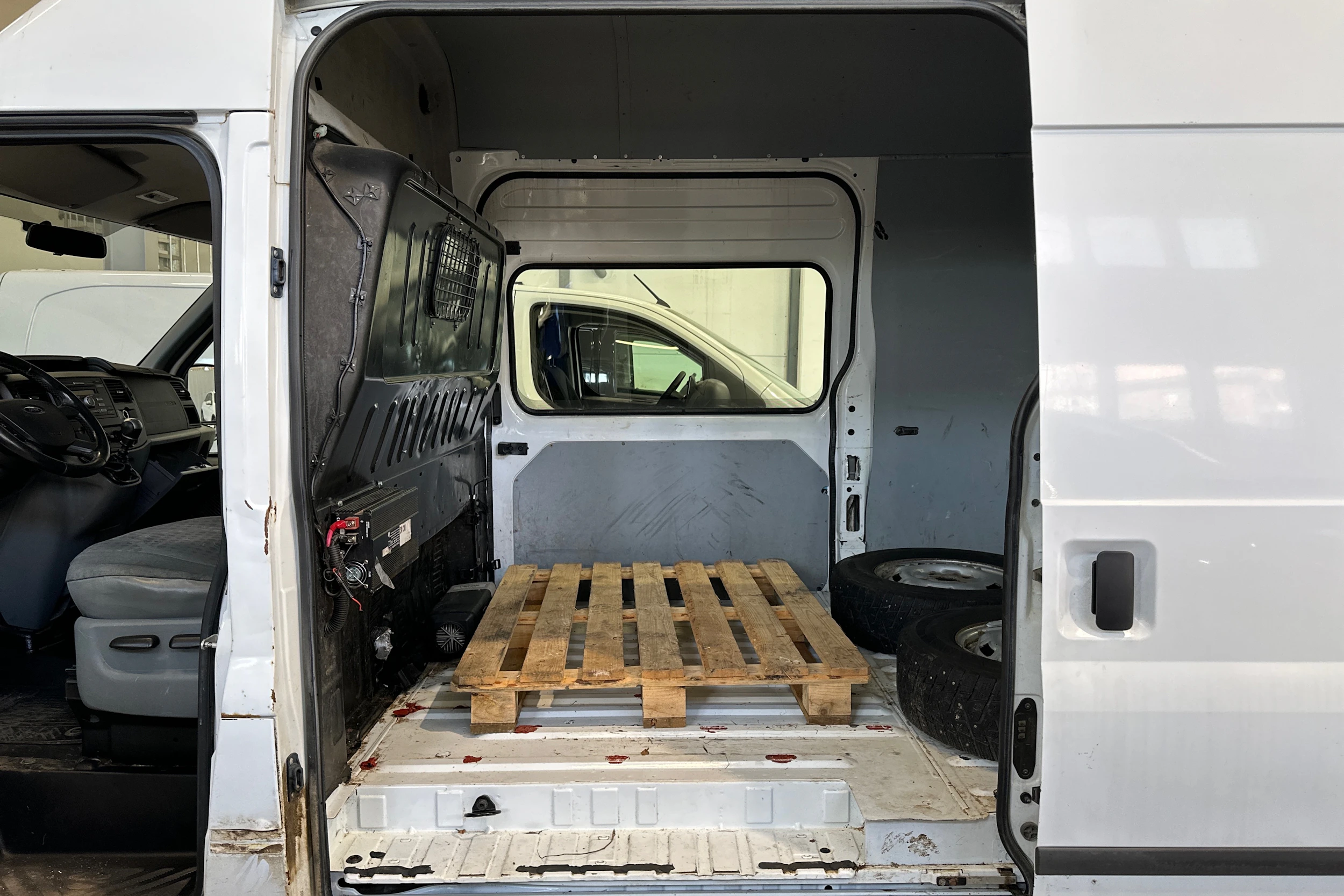 valkoinen Ford Transit 2012 kuva 17.