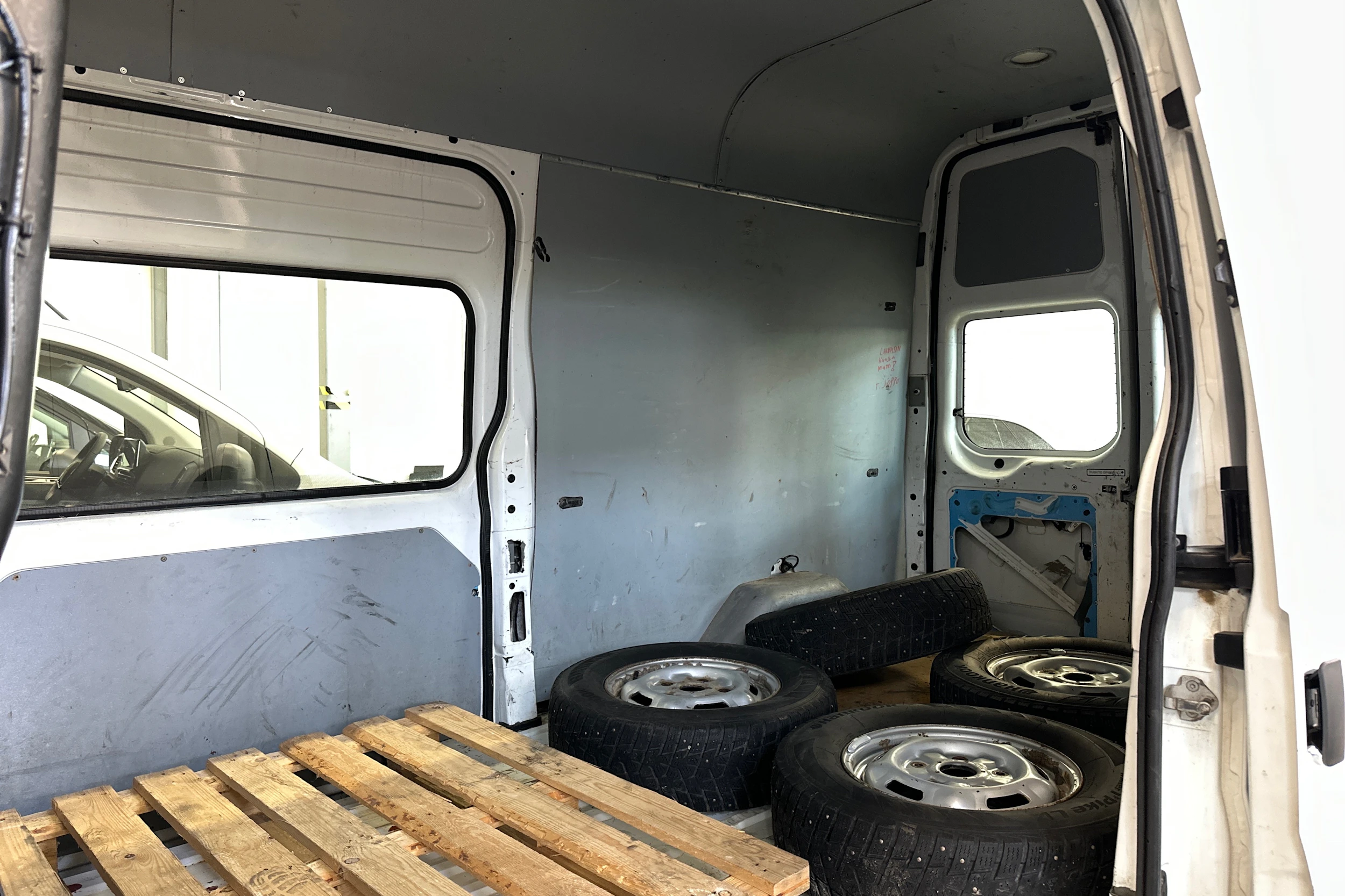 valkoinen Ford Transit 2012 kuva 18.