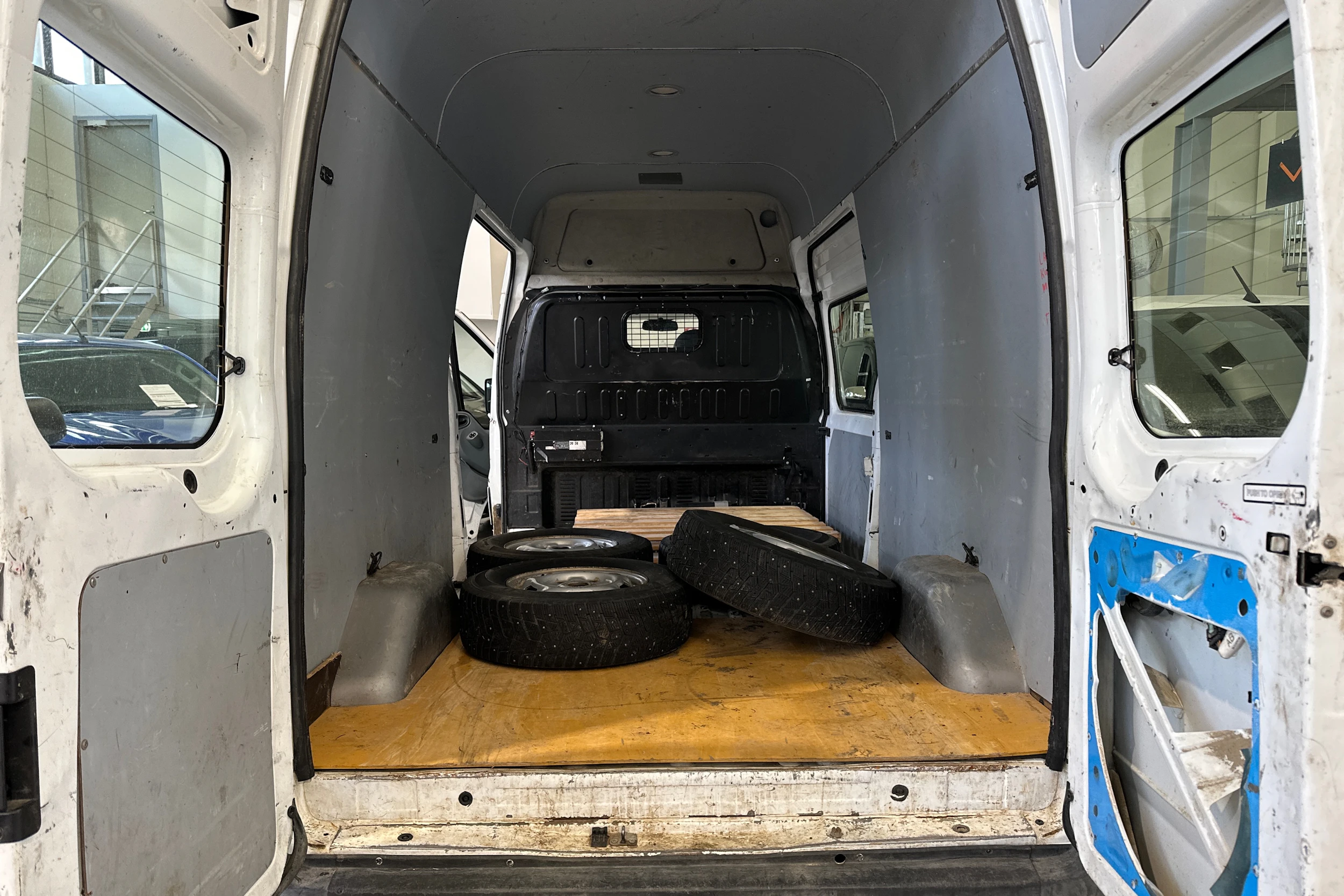 valkoinen Ford Transit 2012 kuva 19.