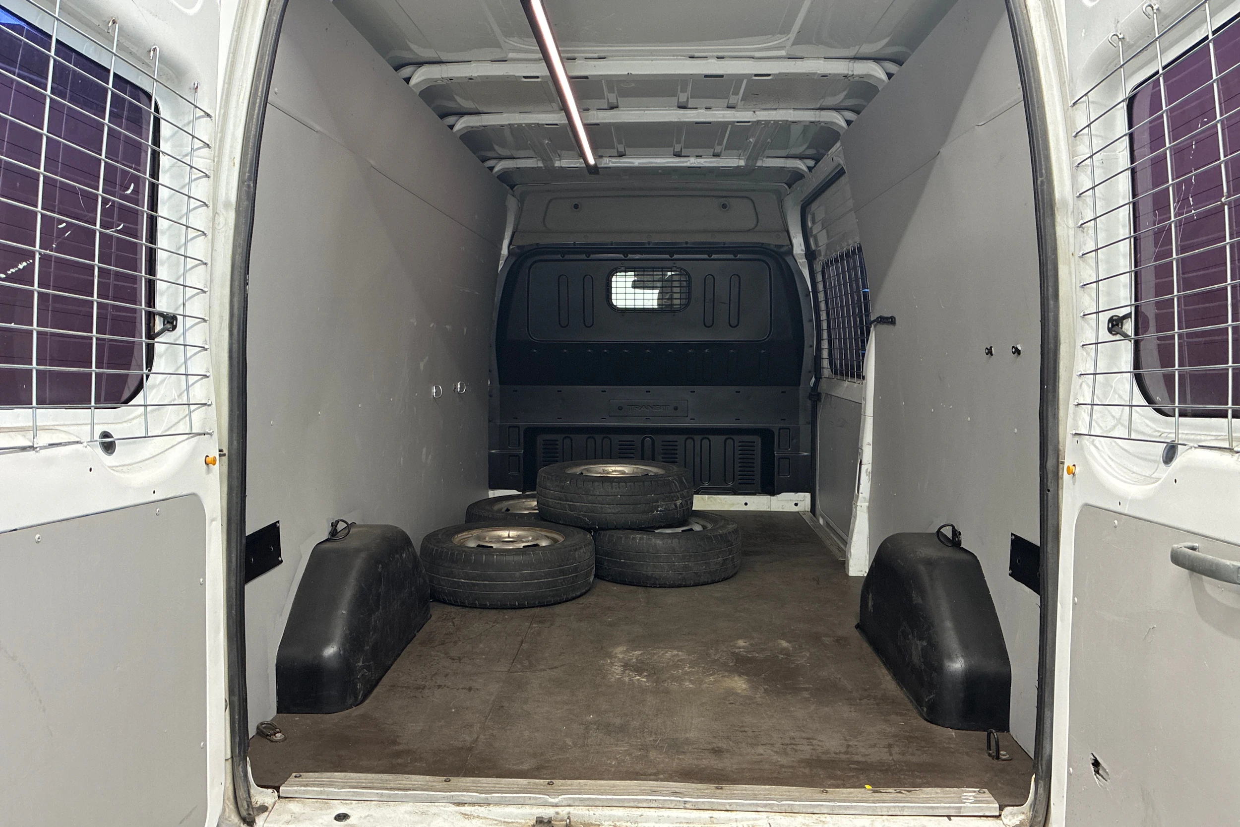 valkoinen Ford Transit 2012 kuva 4.