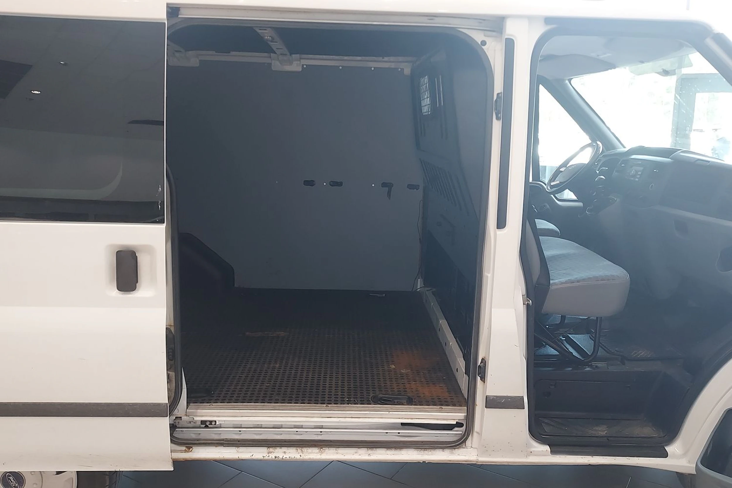 valkoinen Ford Transit 2012 kuva 17.