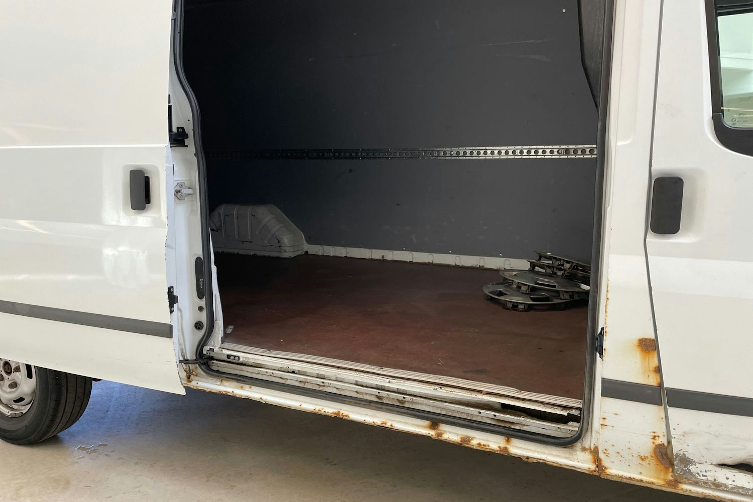 valkoinen Ford Transit 2013 kuva 13.