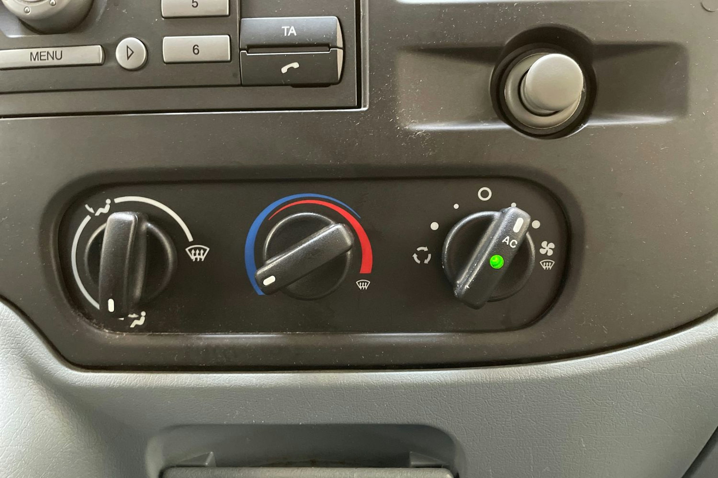 valkoinen Ford Transit 2013 kuva 32.