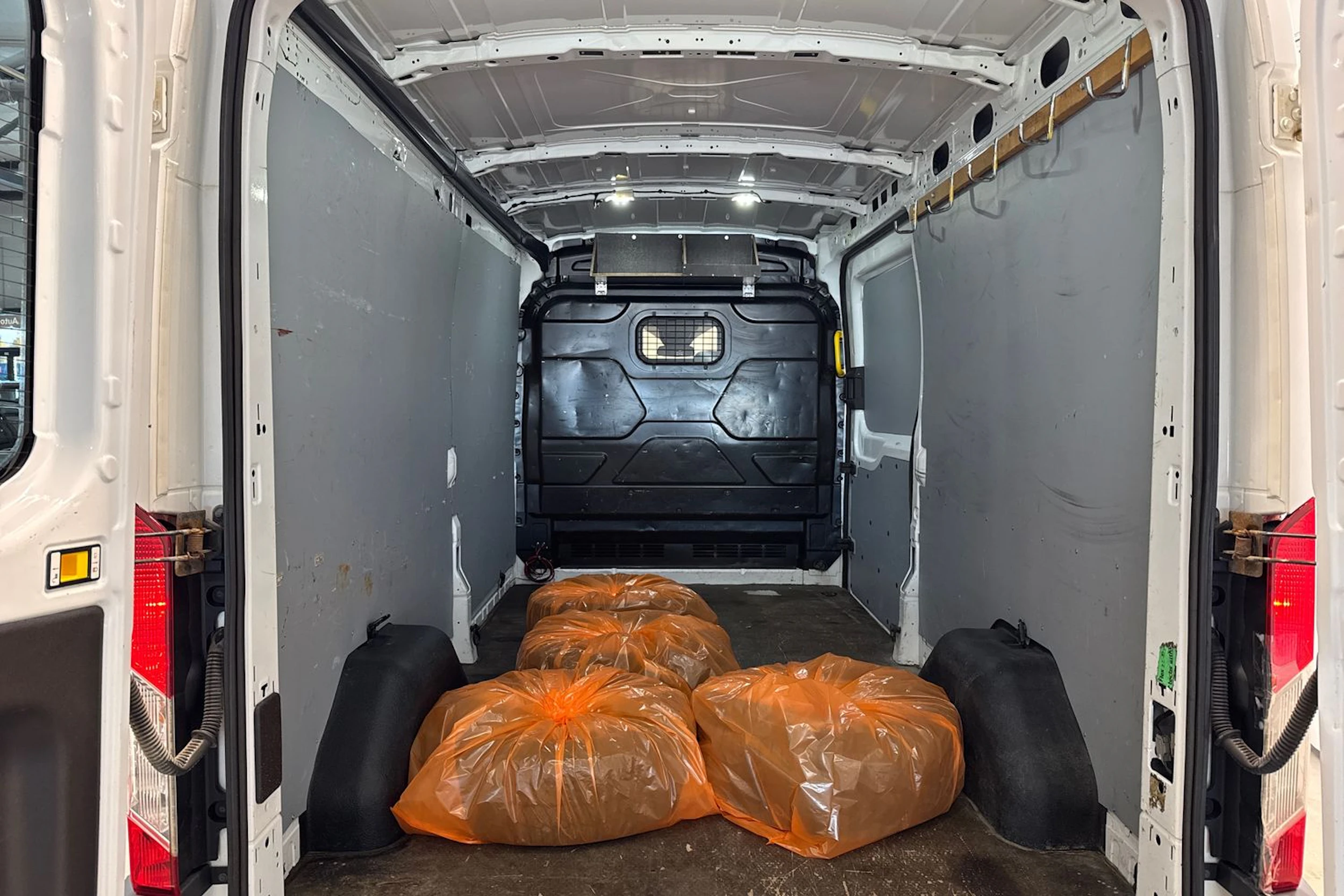 valkoinen Ford Transit 2014 kuva 10.