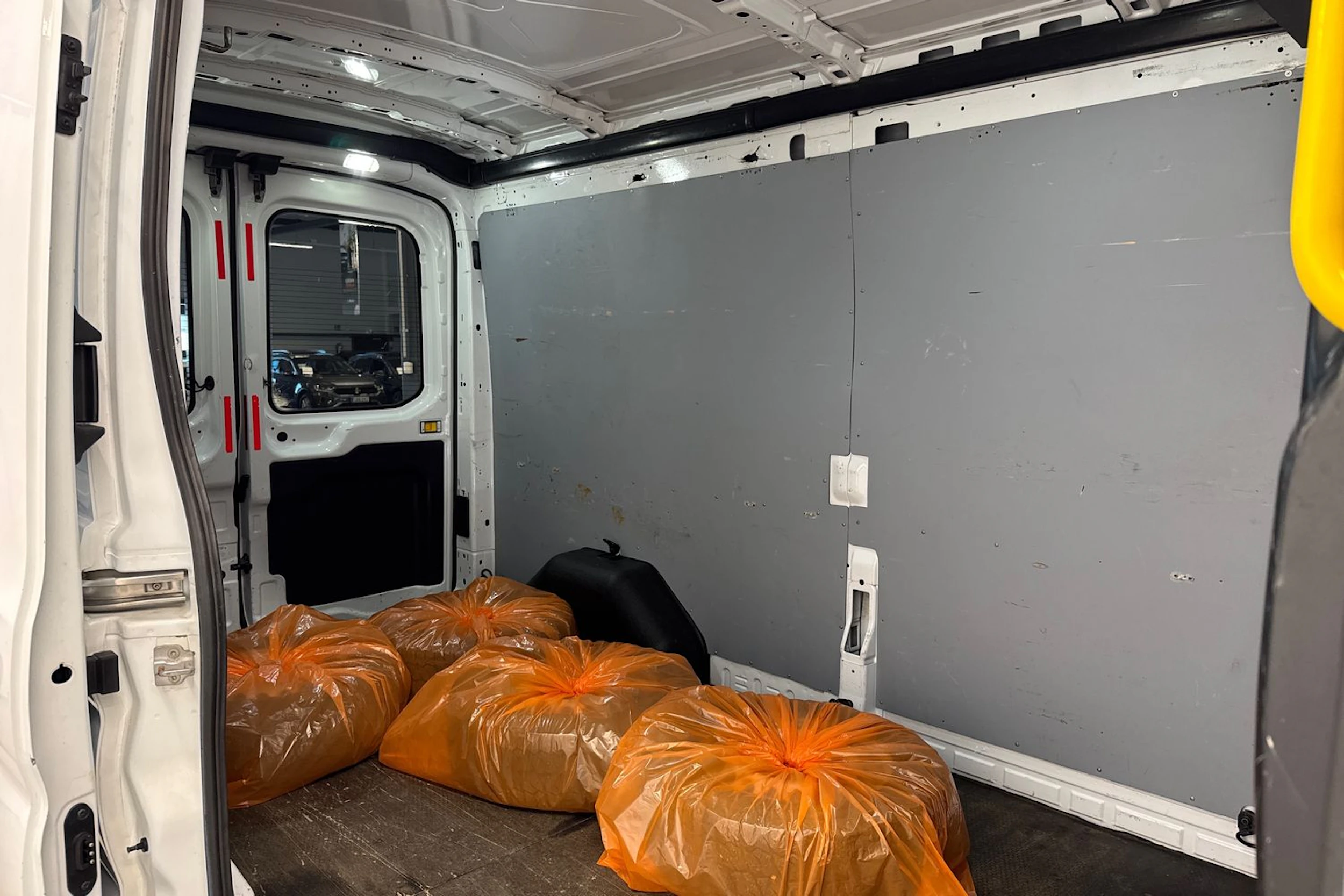 valkoinen Ford Transit 2014 kuva 11.