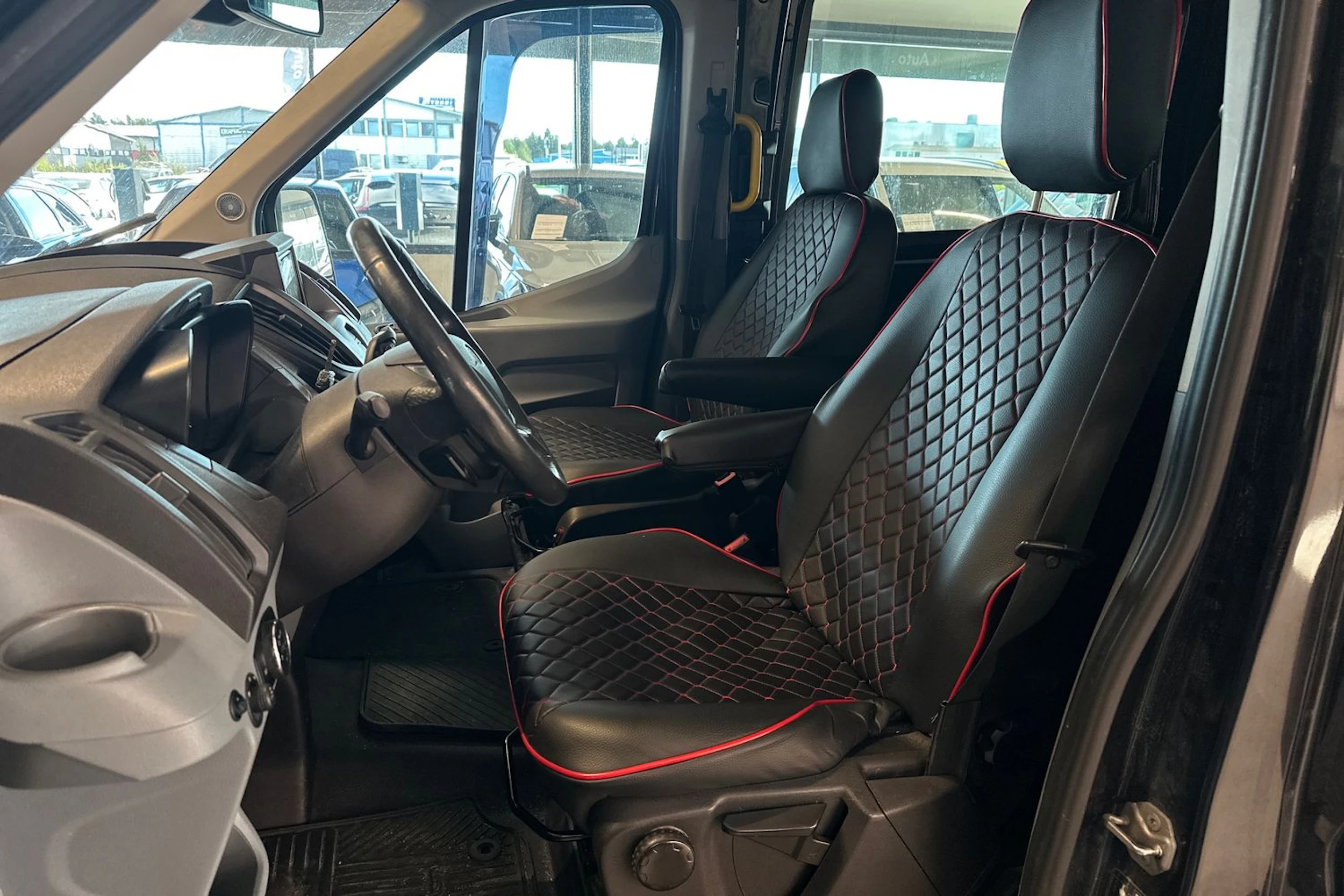 musta Ford Transit 2015 kuva 4.