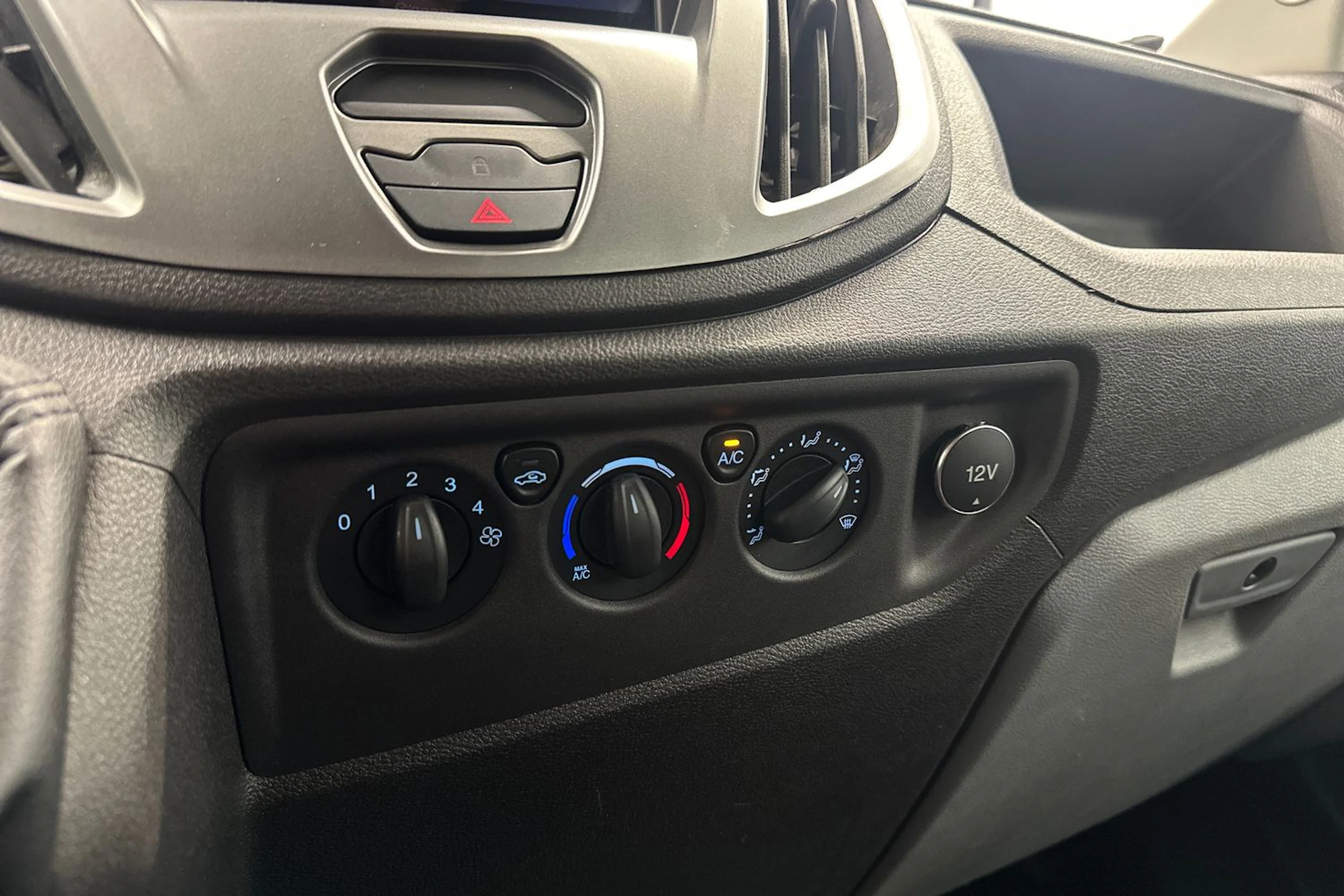 musta Ford Transit 2015 kuva 19.