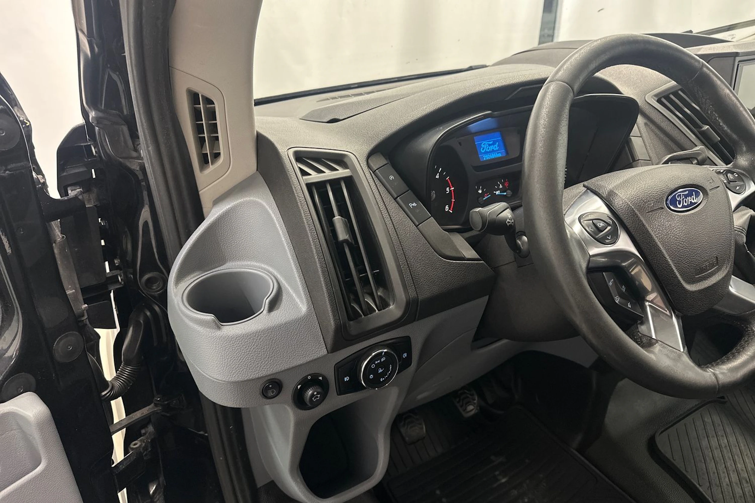 musta Ford Transit 2015 kuva 21.
