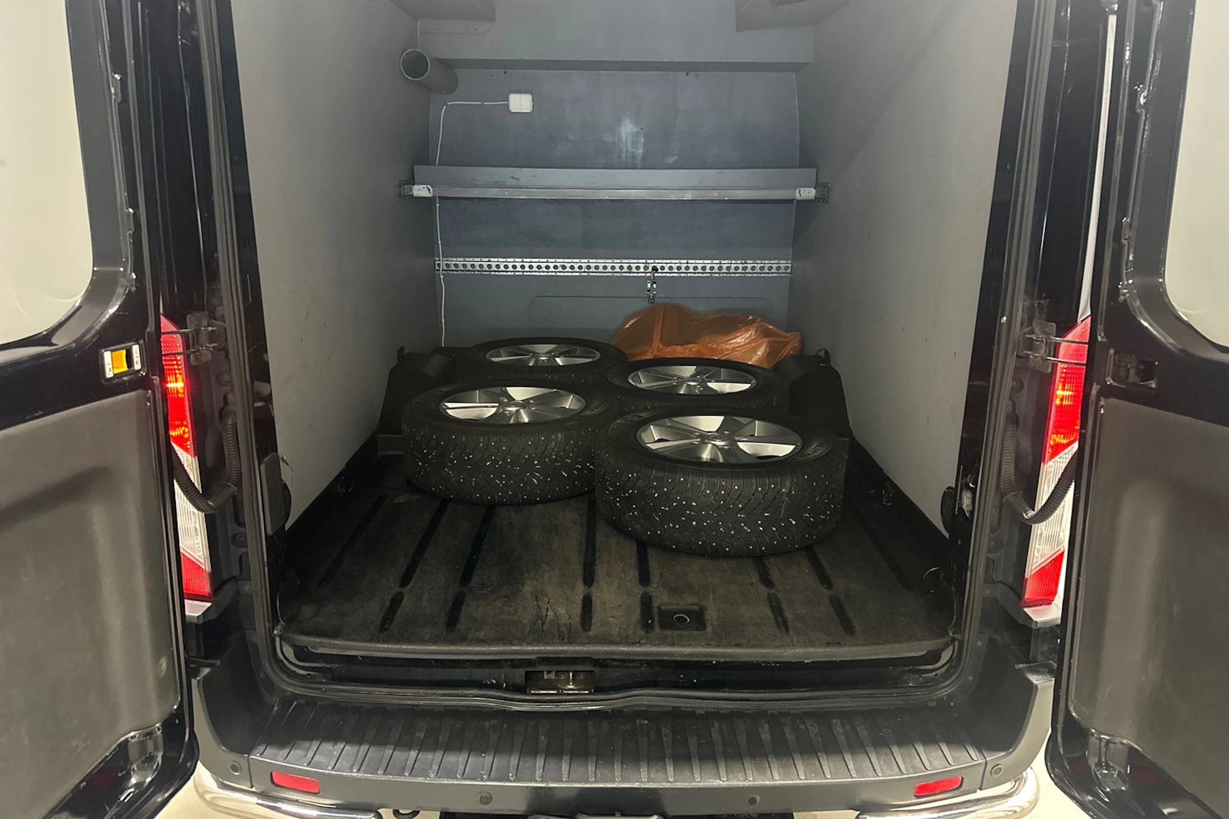 musta Ford Transit 2015 kuva 31.