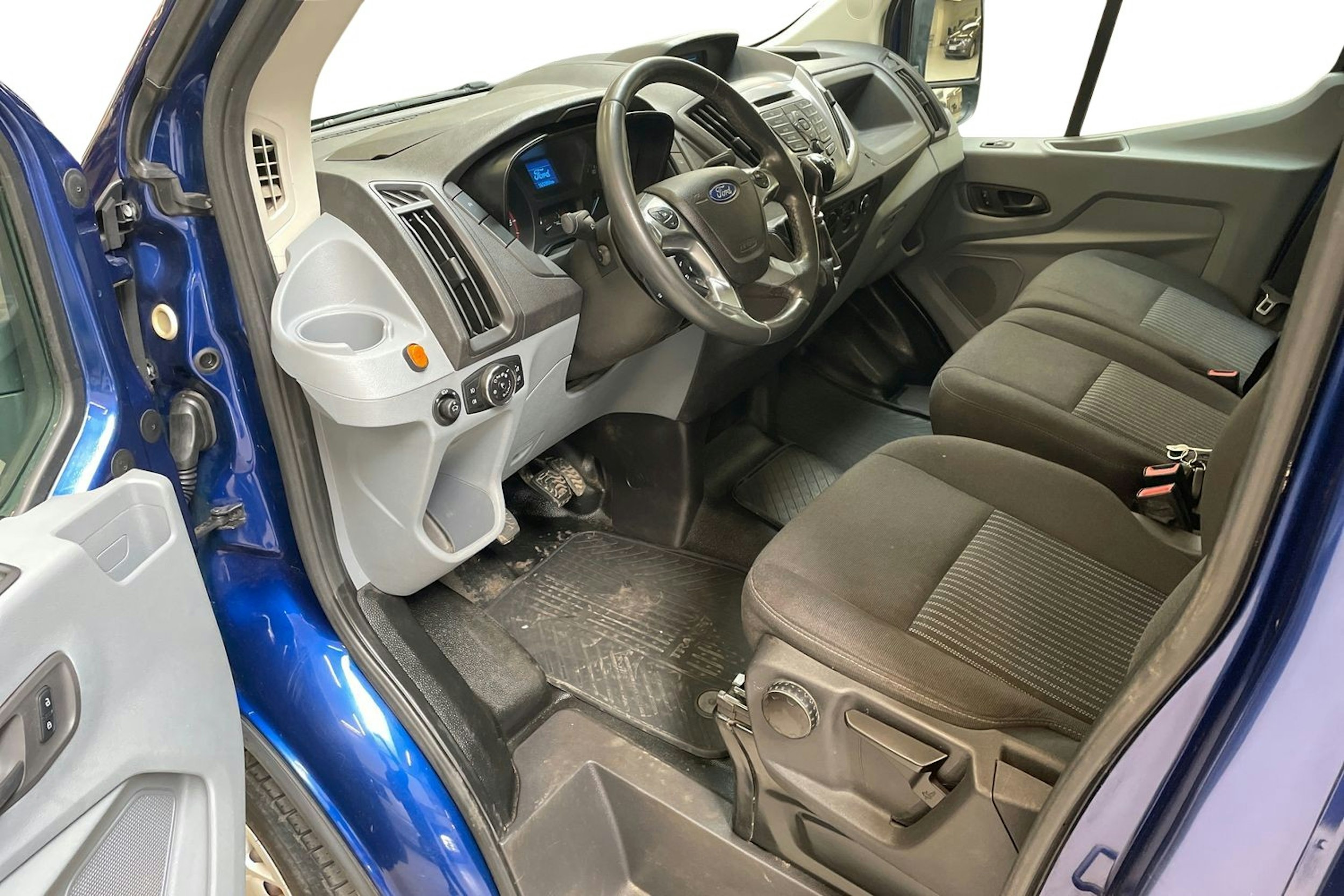 sininen Ford Transit 2015 kuva 7.