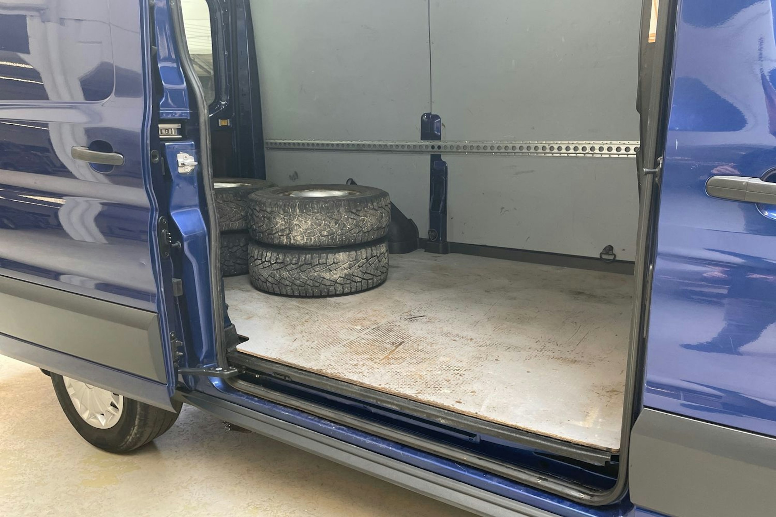 sininen Ford Transit 2015 kuva 14.