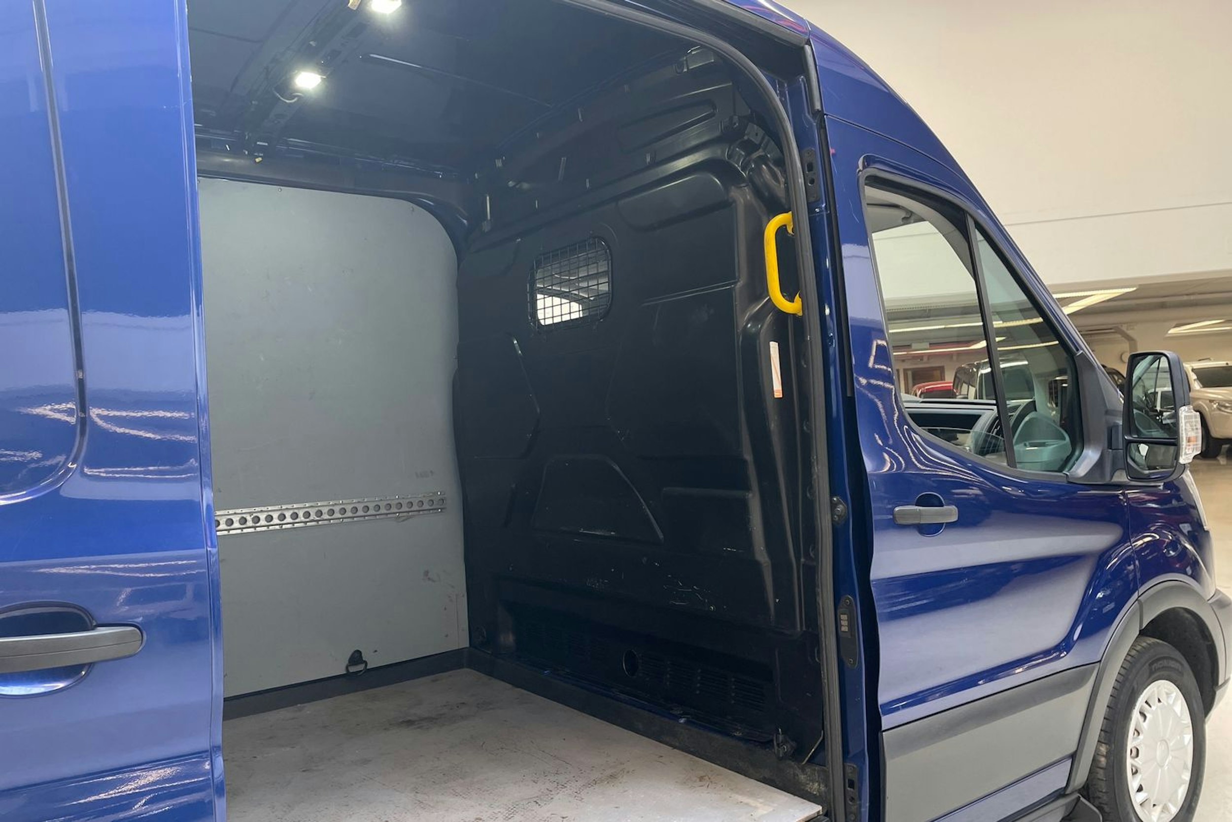 sininen Ford Transit 2015 kuva 15.