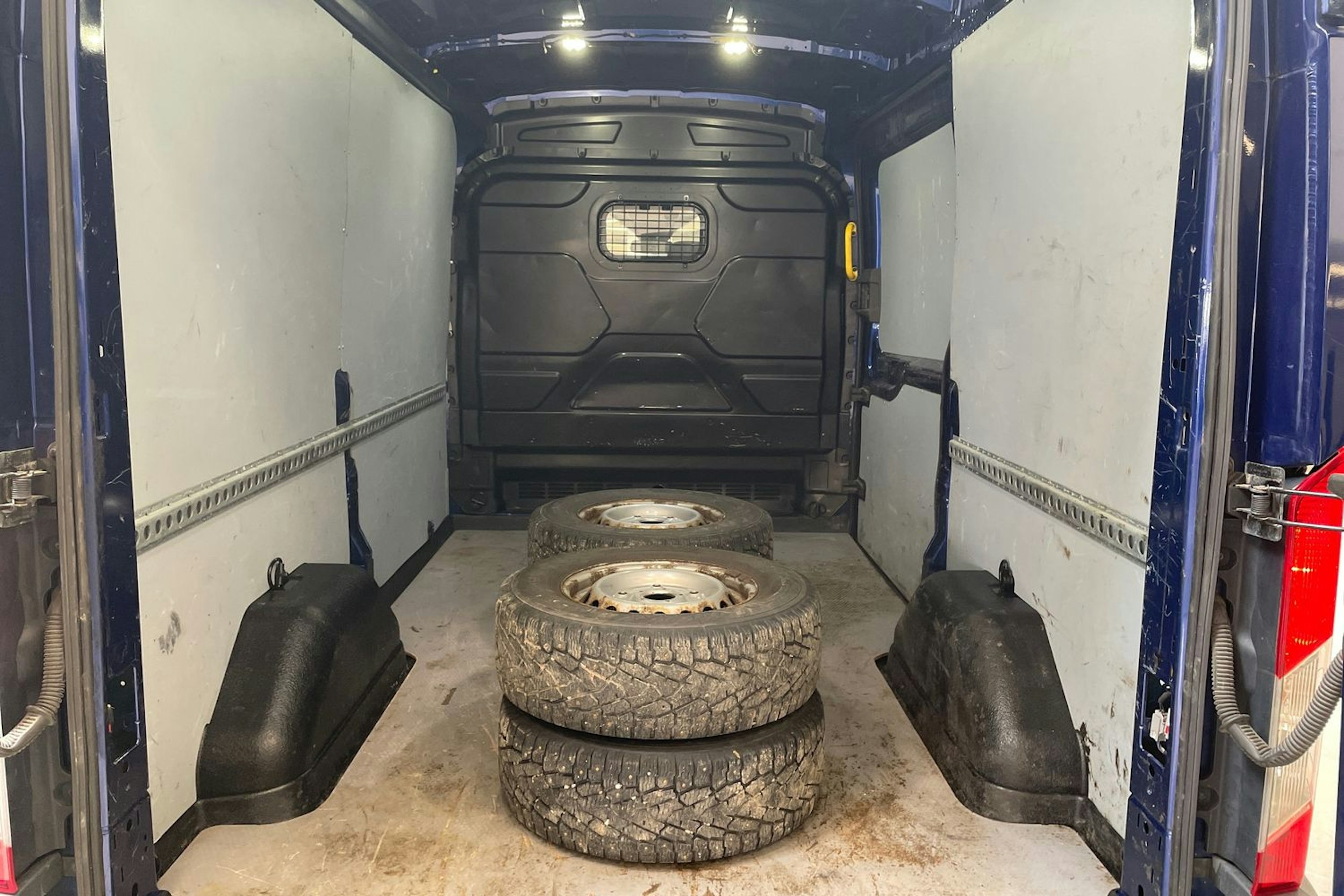 sininen Ford Transit 2015 kuva 17.