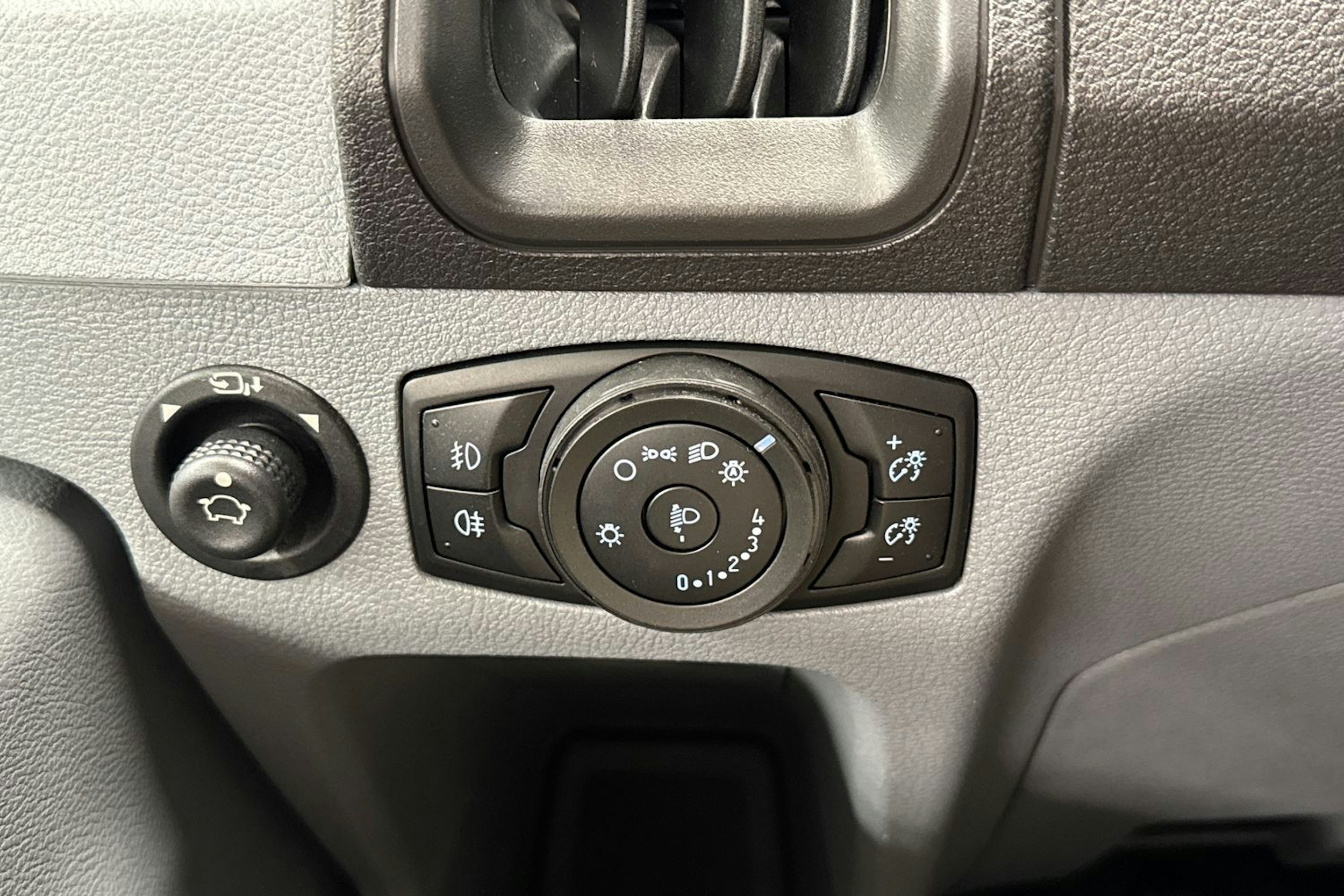 valkoinen Ford Transit 2015 kuva 15.