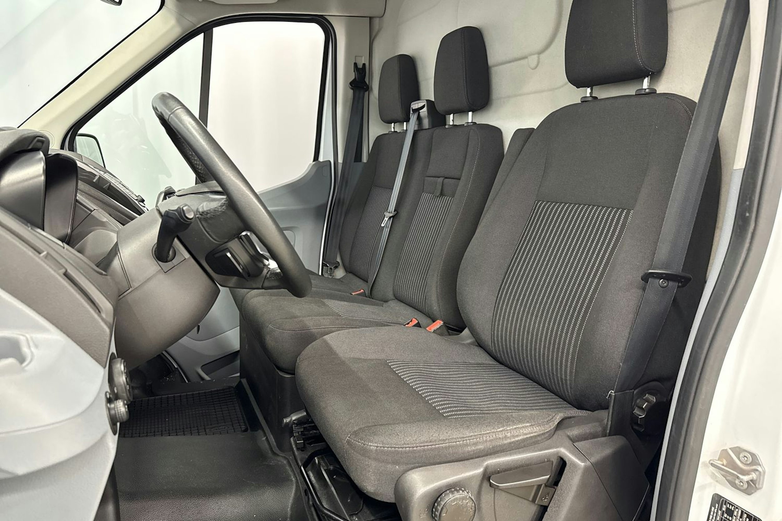 valkoinen Ford Transit 2015 kuva 18.