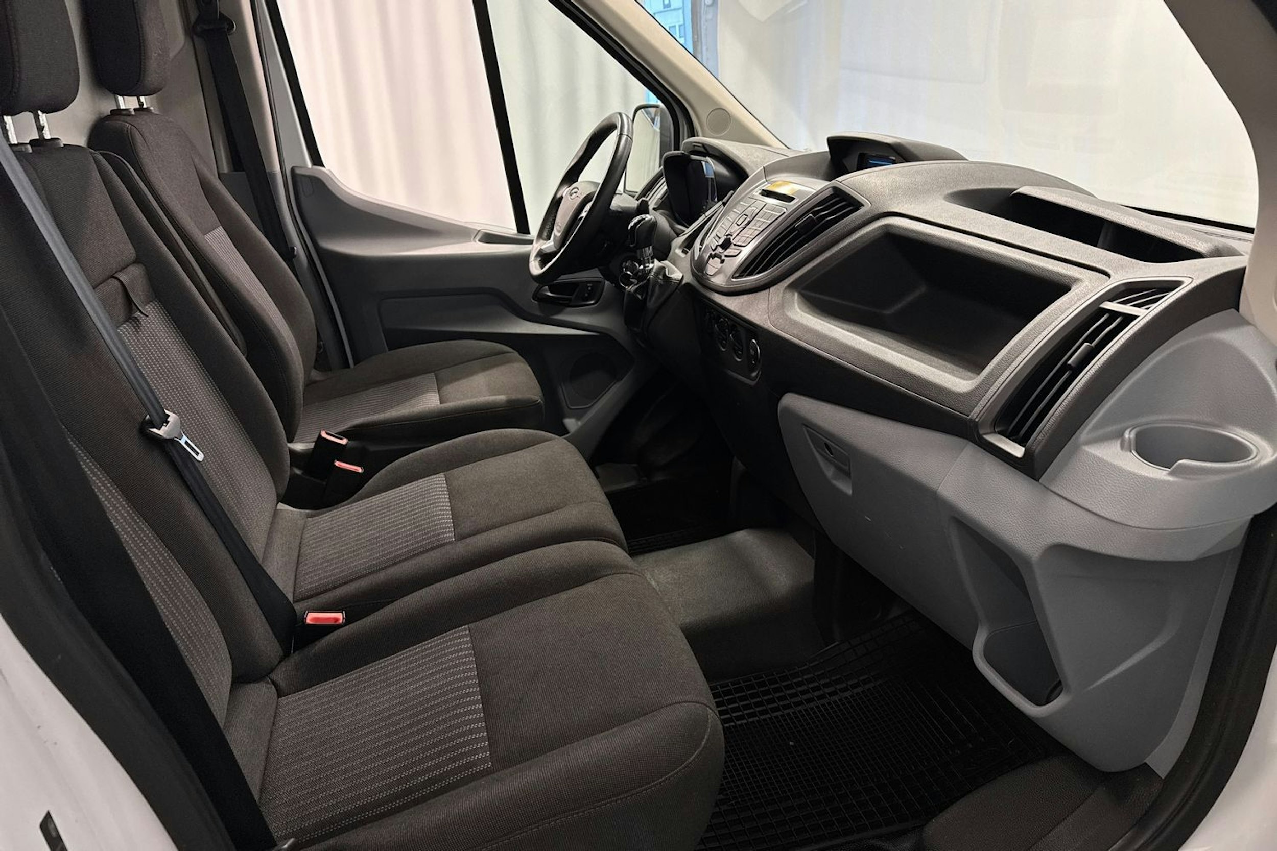 valkoinen Ford Transit 2015 kuva 20.