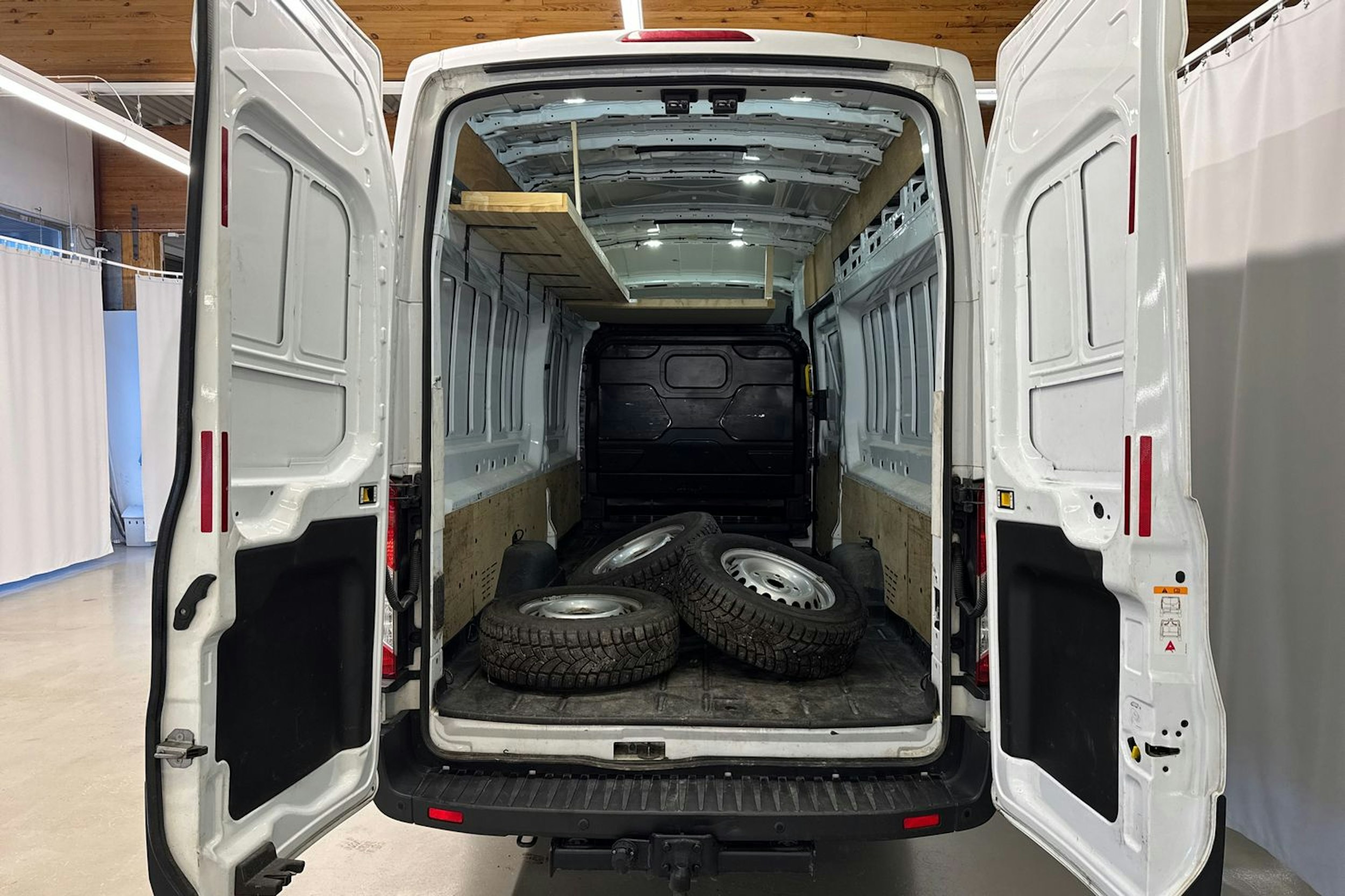 valkoinen Ford Transit 2015 kuva 21.