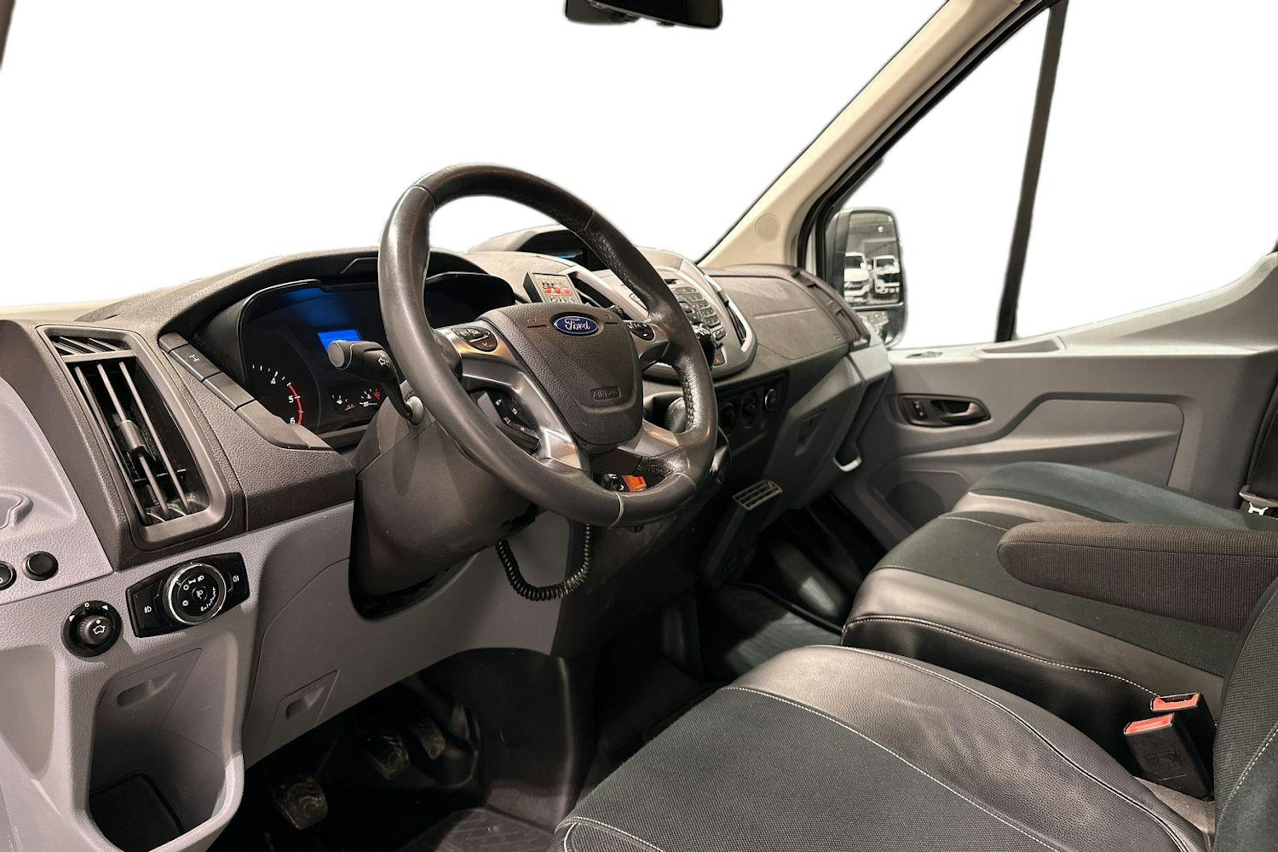 valkoinen Ford Transit 2015 kuva 6.
