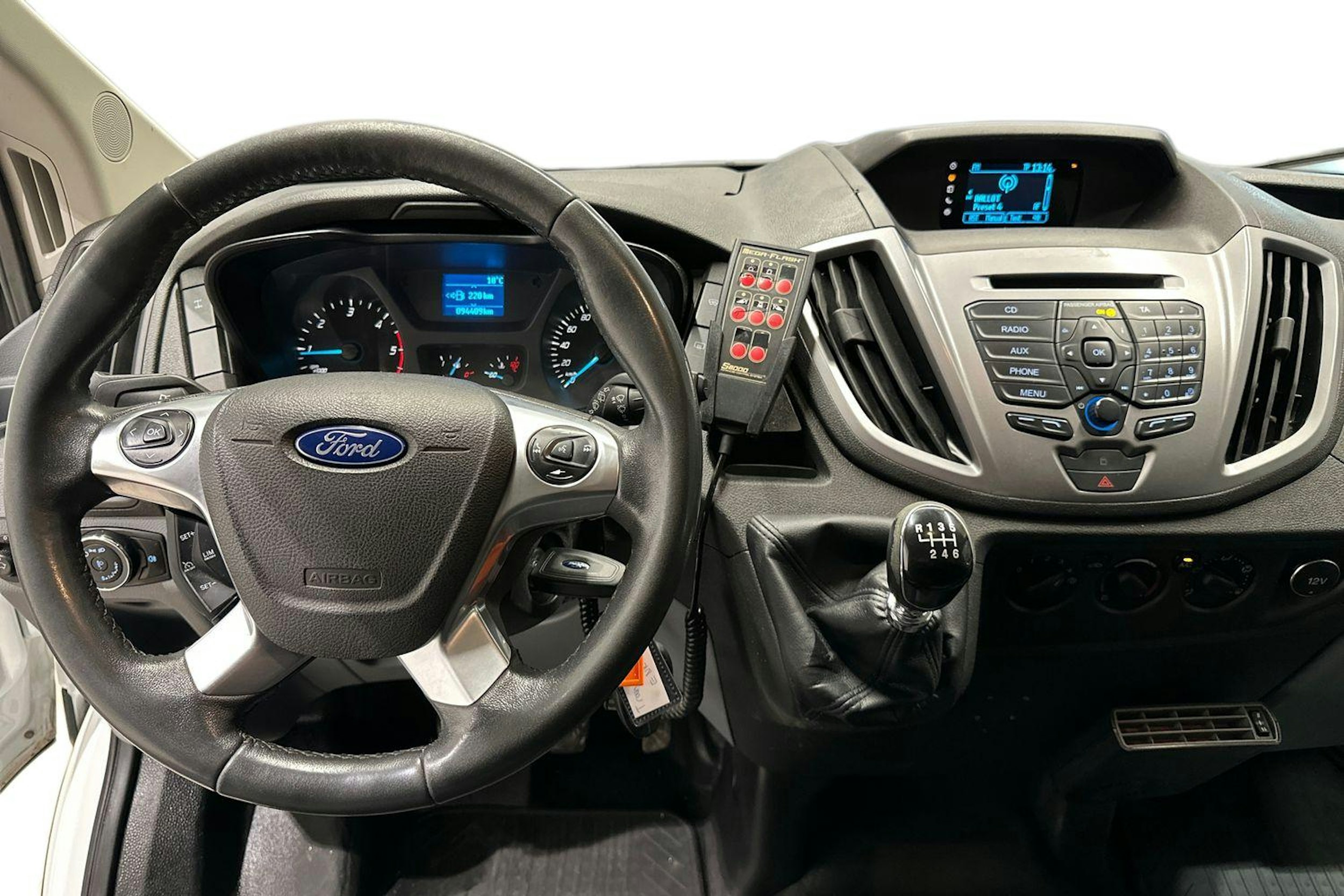 valkoinen Ford Transit 2015 kuva 7.
