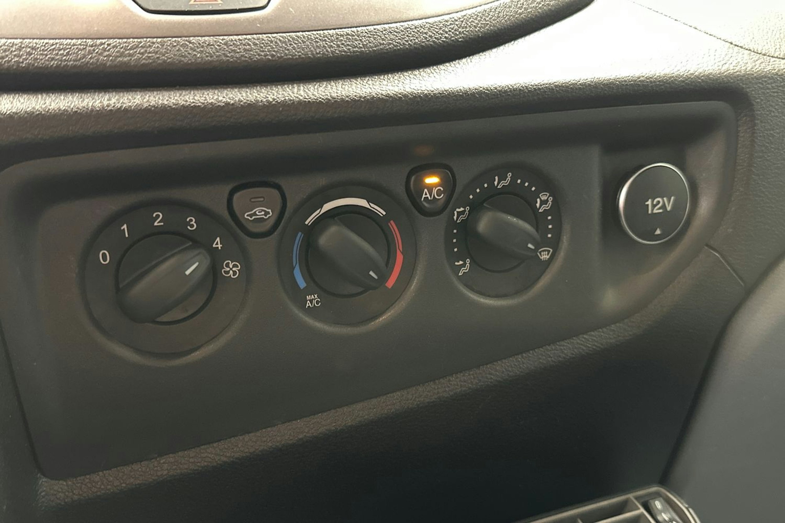 valkoinen Ford Transit 2015 kuva 16.