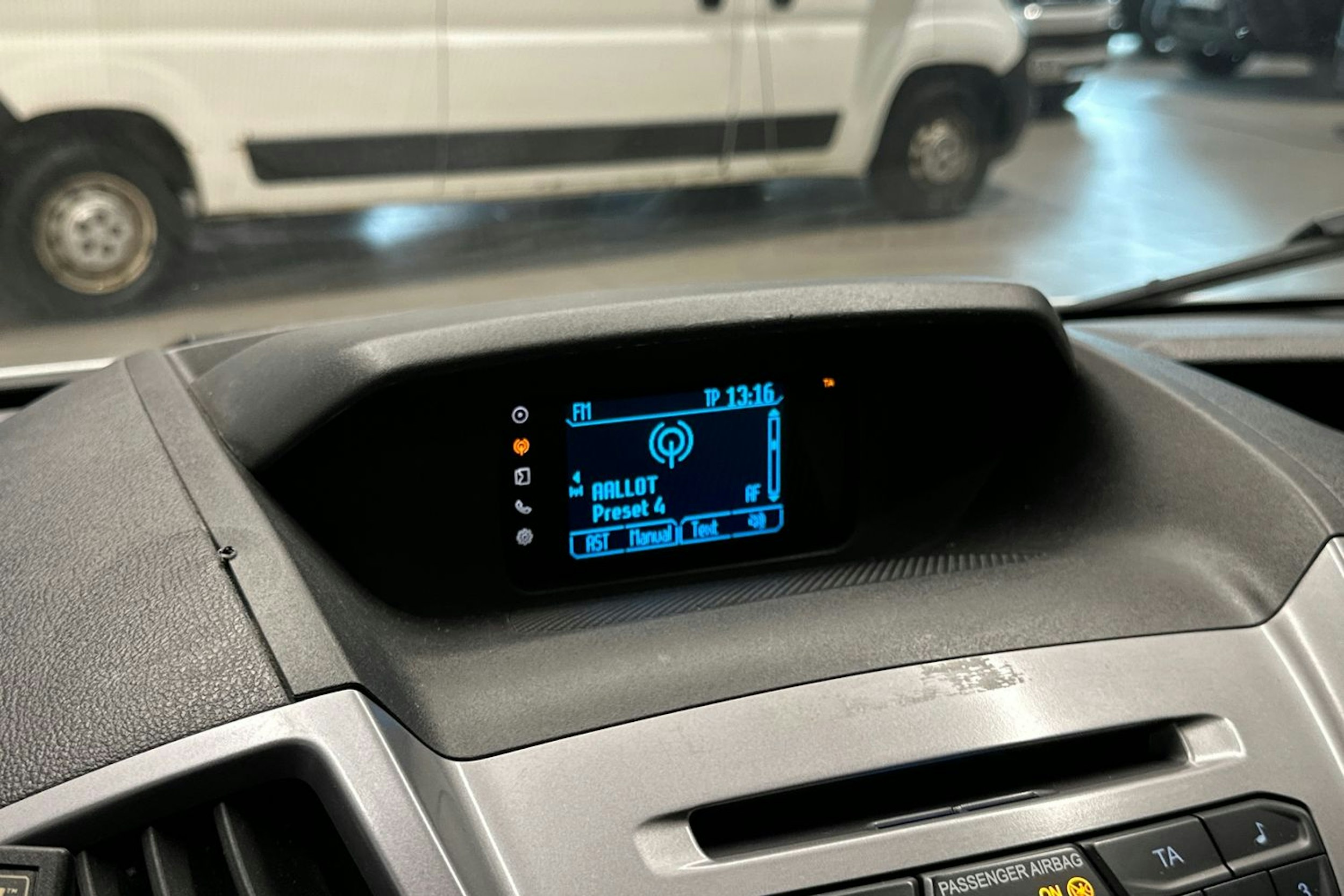 valkoinen Ford Transit 2015 kuva 18.