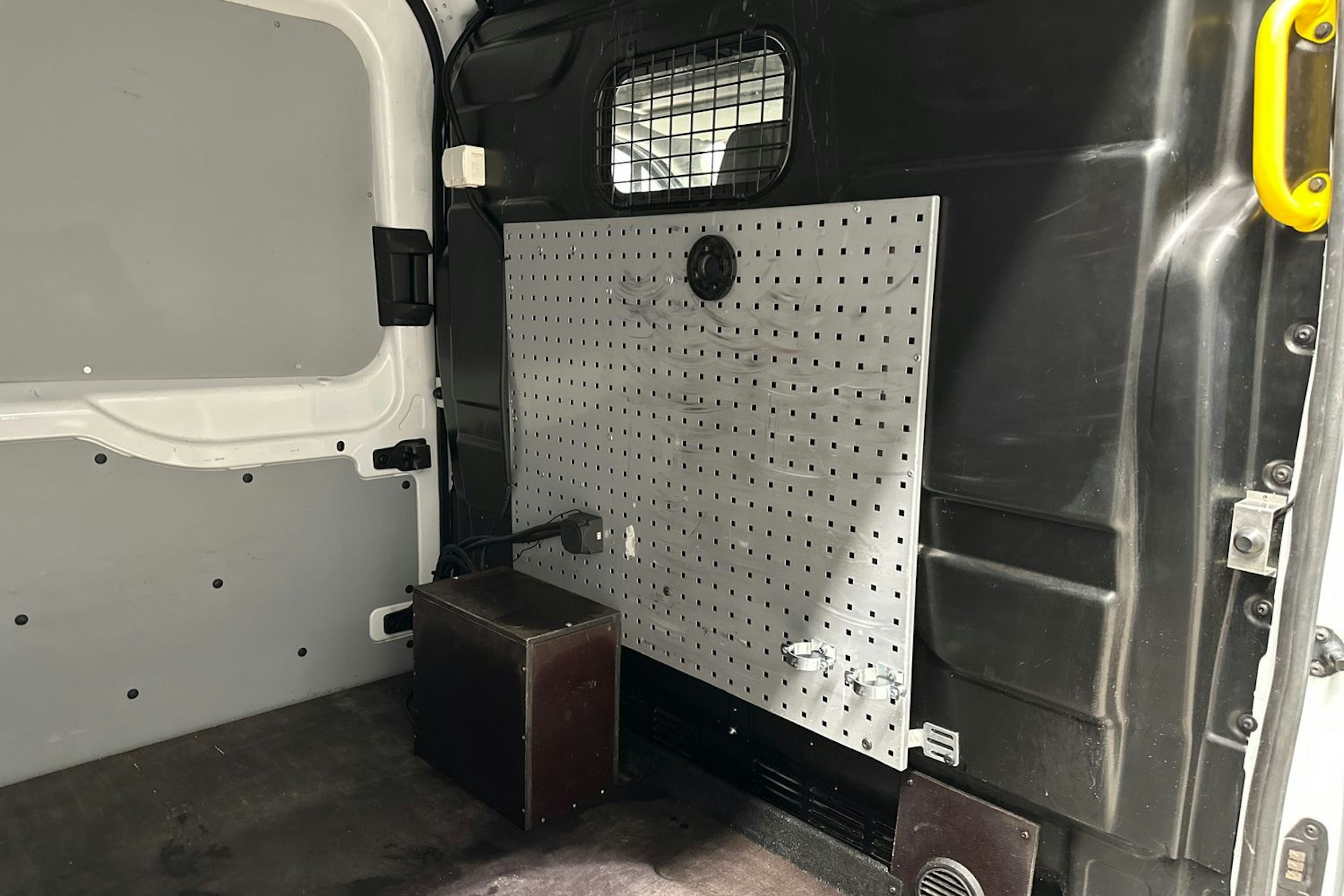 valkoinen Ford Transit 2015 kuva 25.