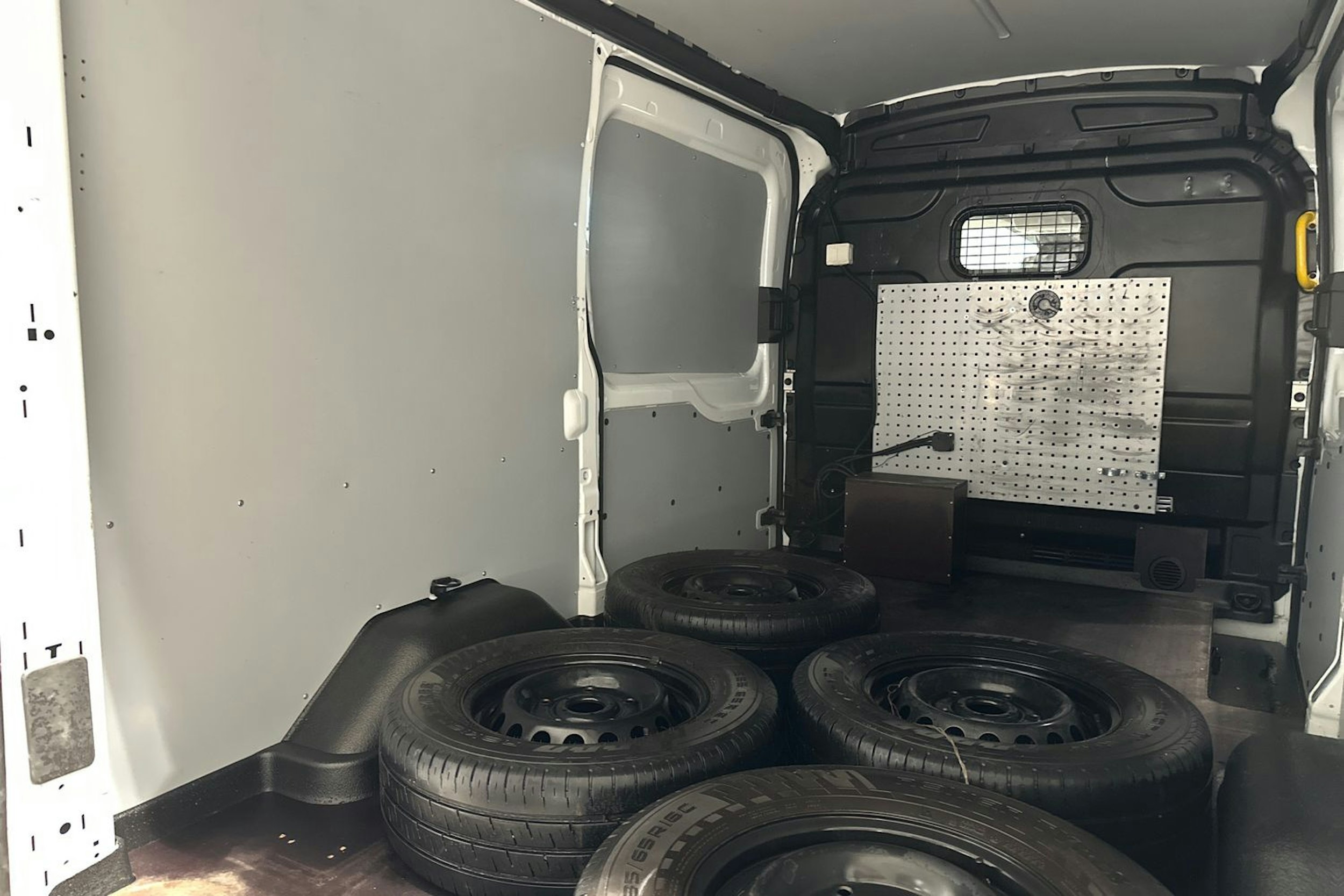 valkoinen Ford Transit 2015 kuva 28.