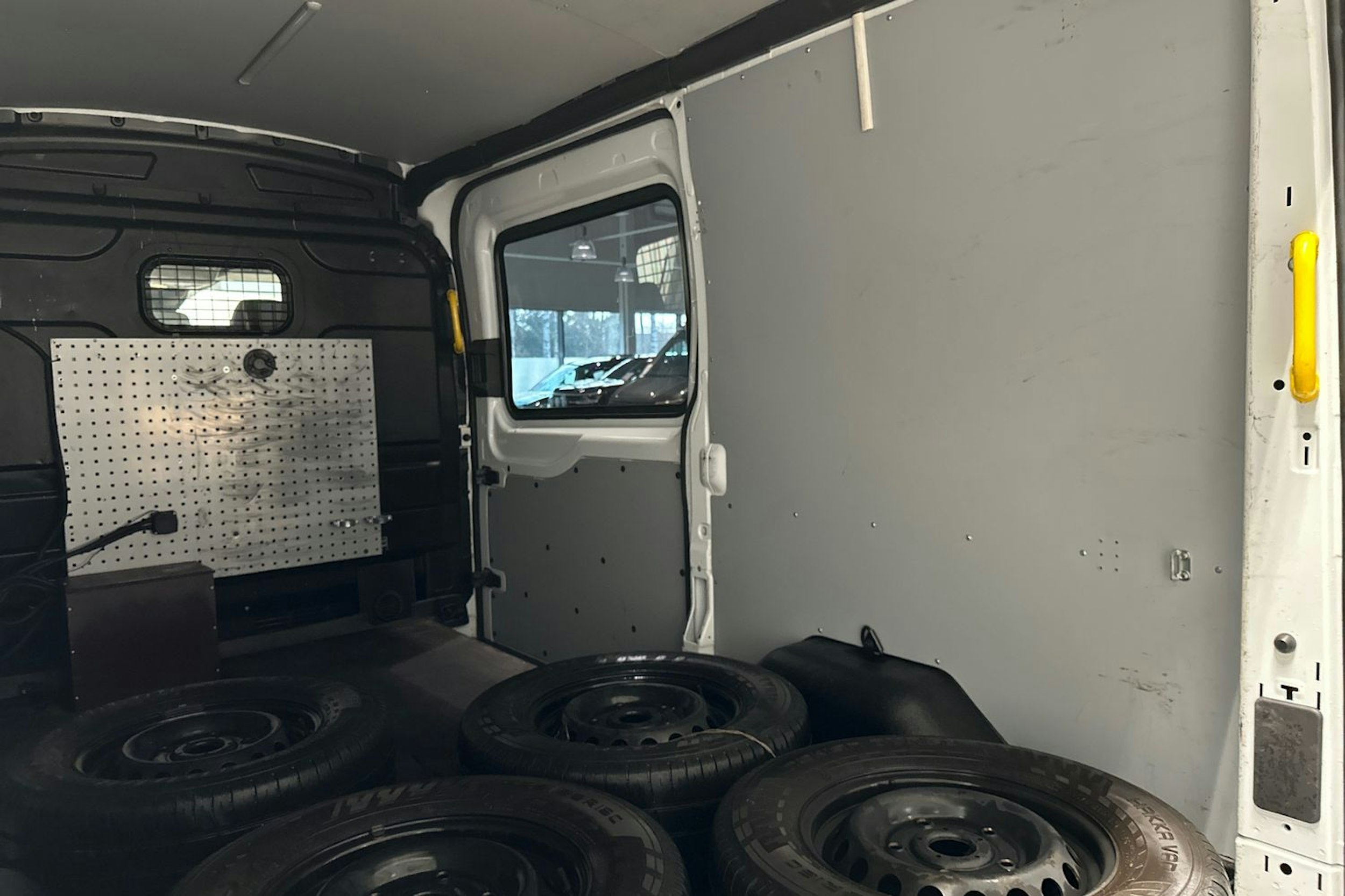 valkoinen Ford Transit 2015 kuva 29.