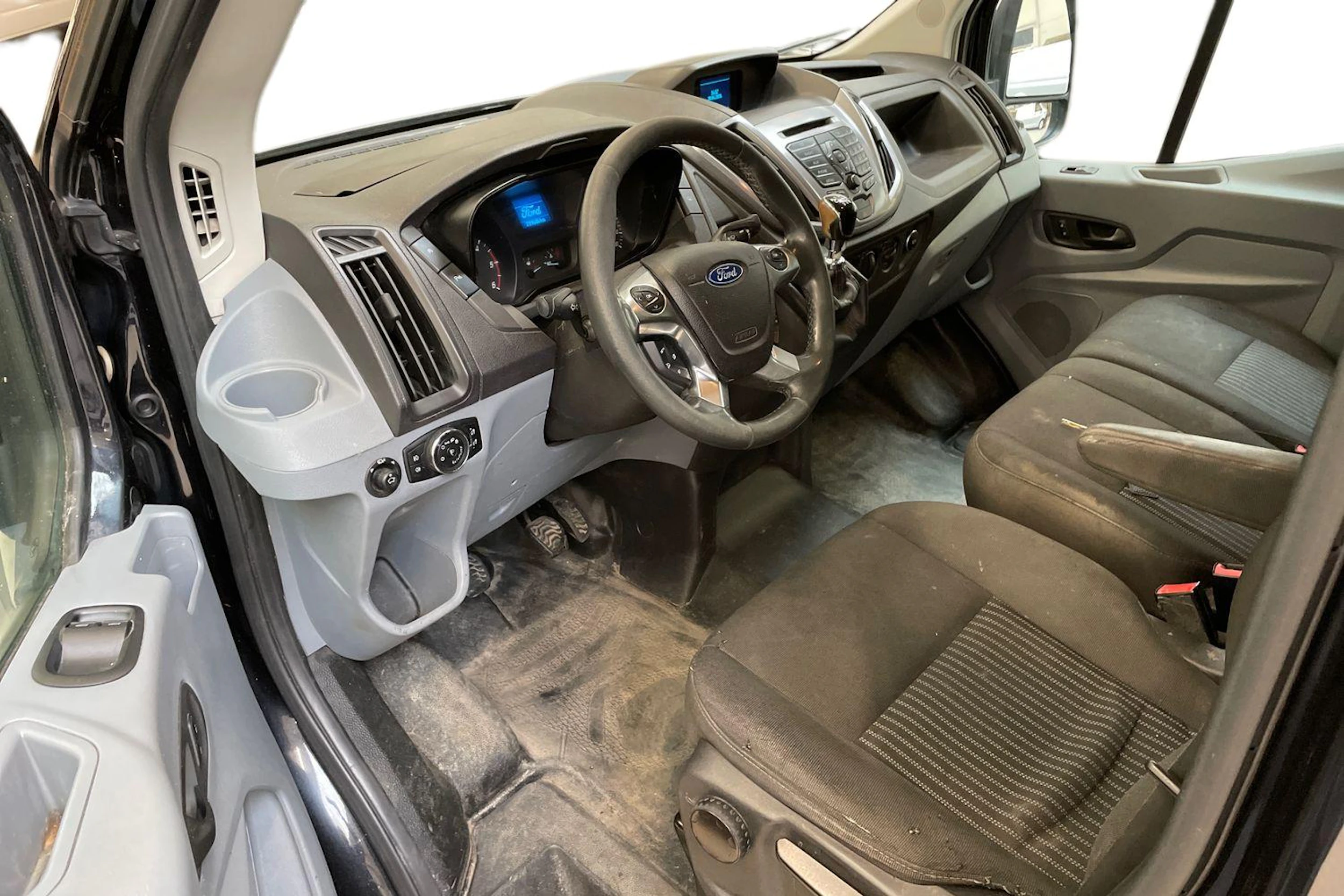 musta Ford Transit 2015 kuva 6.