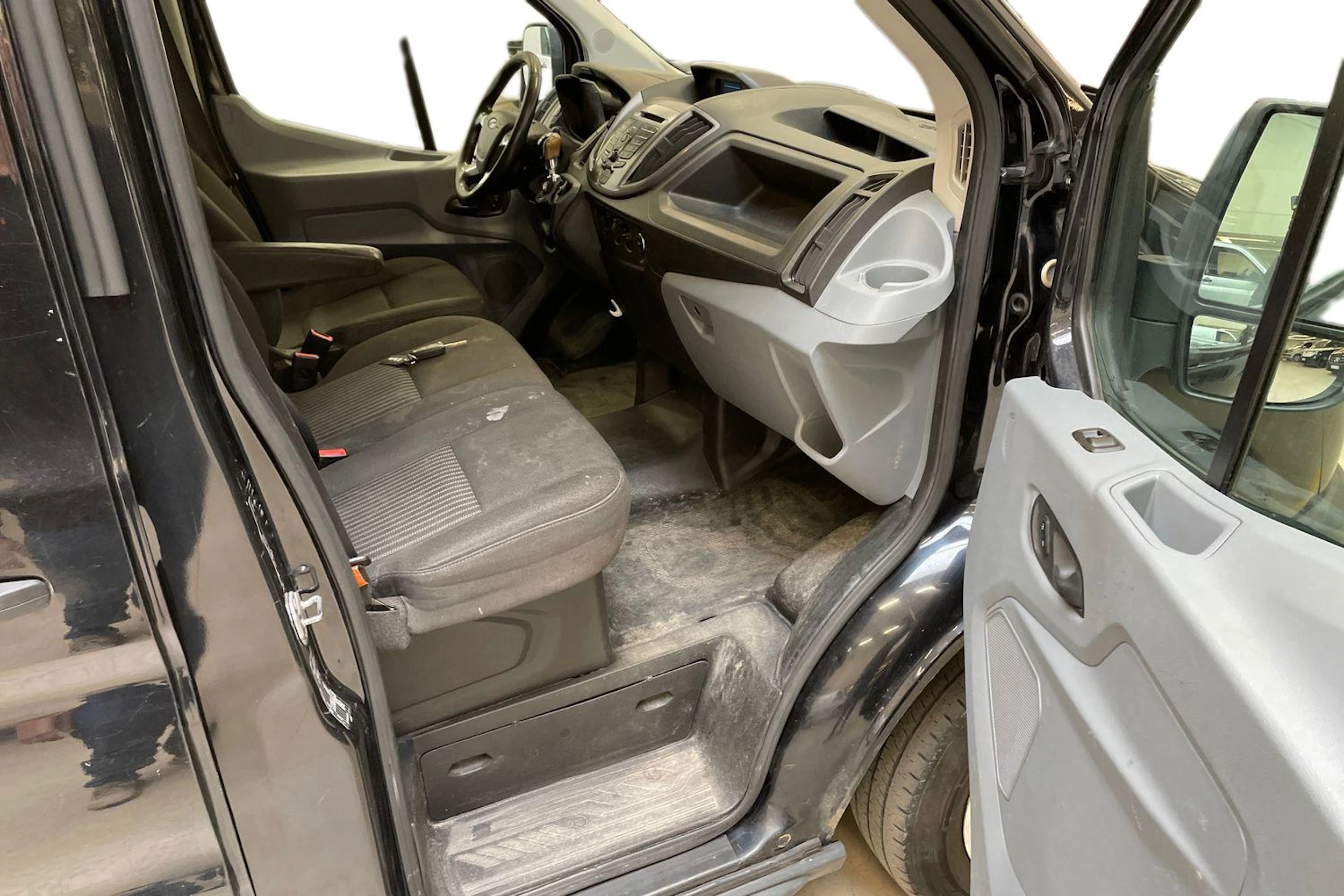 musta Ford Transit 2015 kuva 8.